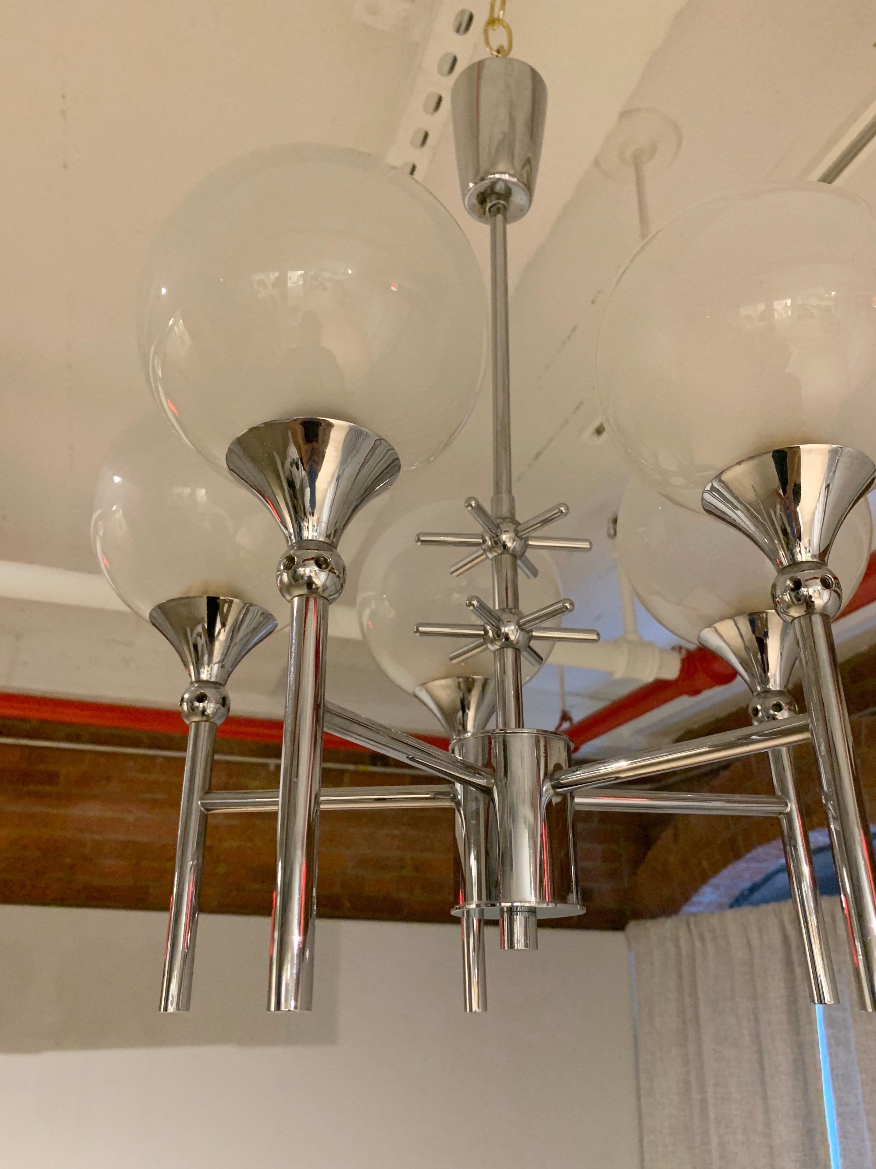 Français Pendentifs à 5 lumières French Opaline Whimsical 1970s en vente
