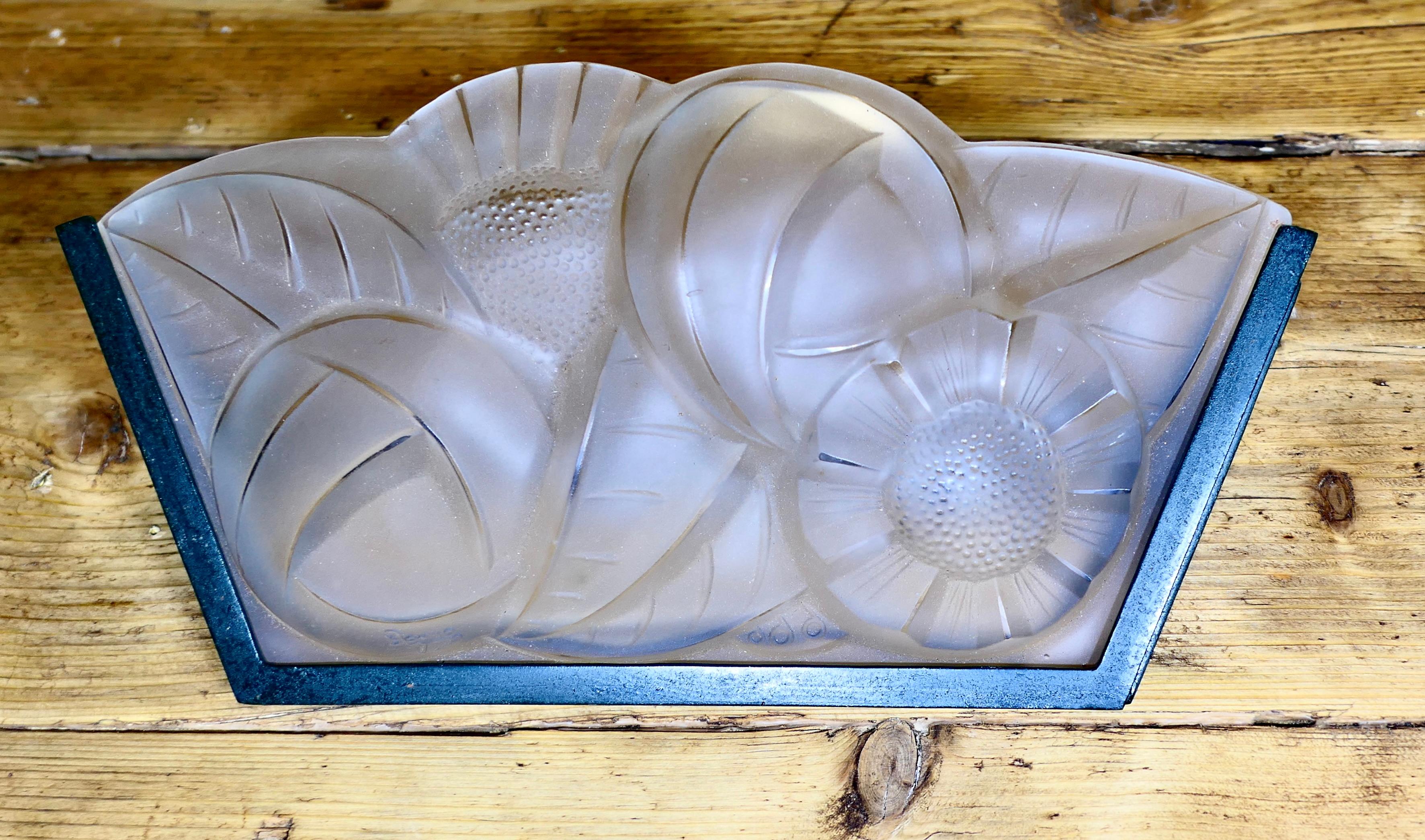 Abat-jour en verre opaque signé Degue

Une belle pièce Art Deco, le verre est monté sur un support mural en métal, il est signé 