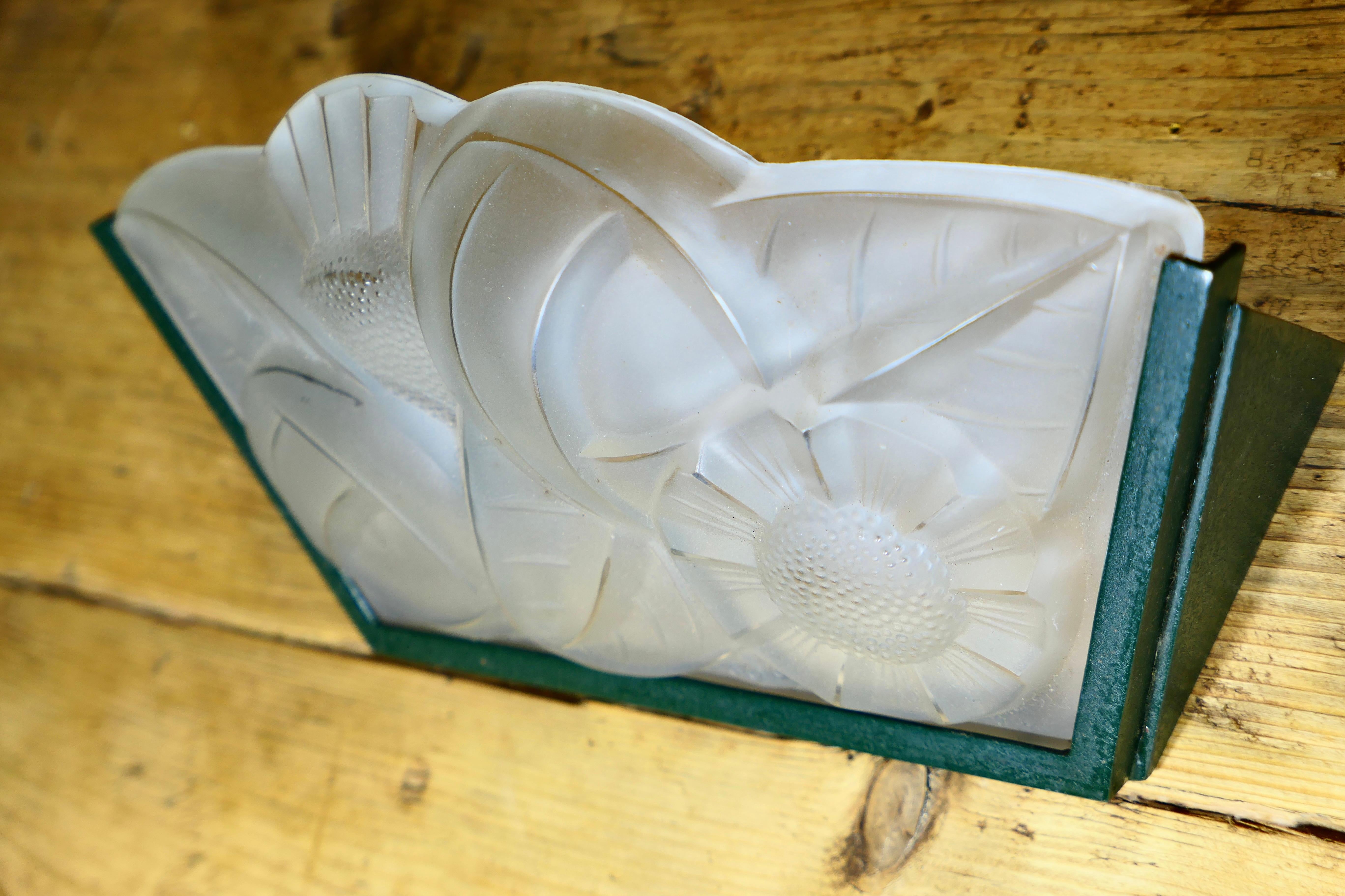 Début du 20ème siècle Abat-jour Wall&Deco en verre opaque signé Degue Une belle pièce Art Déco en vente