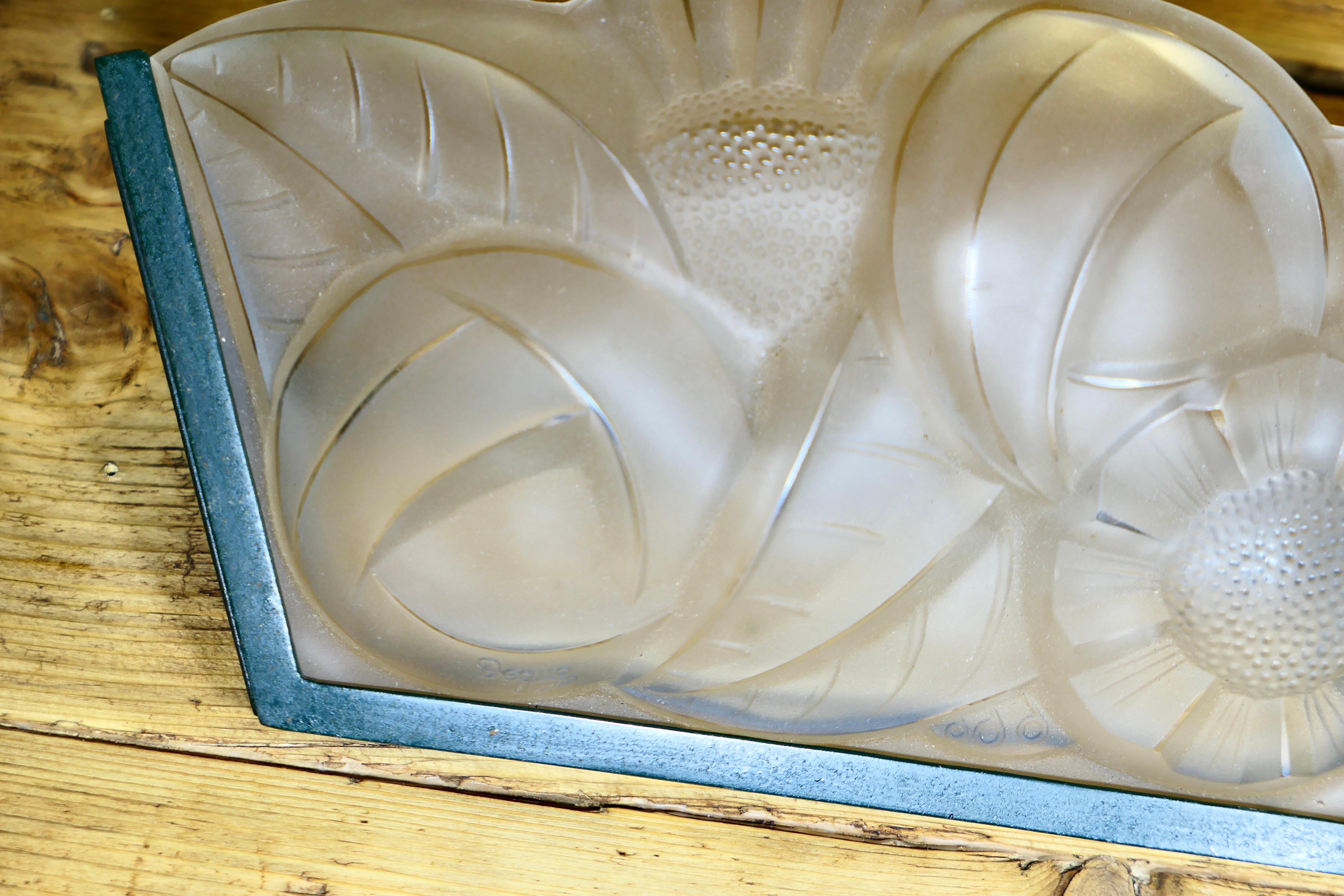 Verre d'art Abat-jour Wall&Deco en verre opaque signé Degue Une belle pièce Art Déco en vente