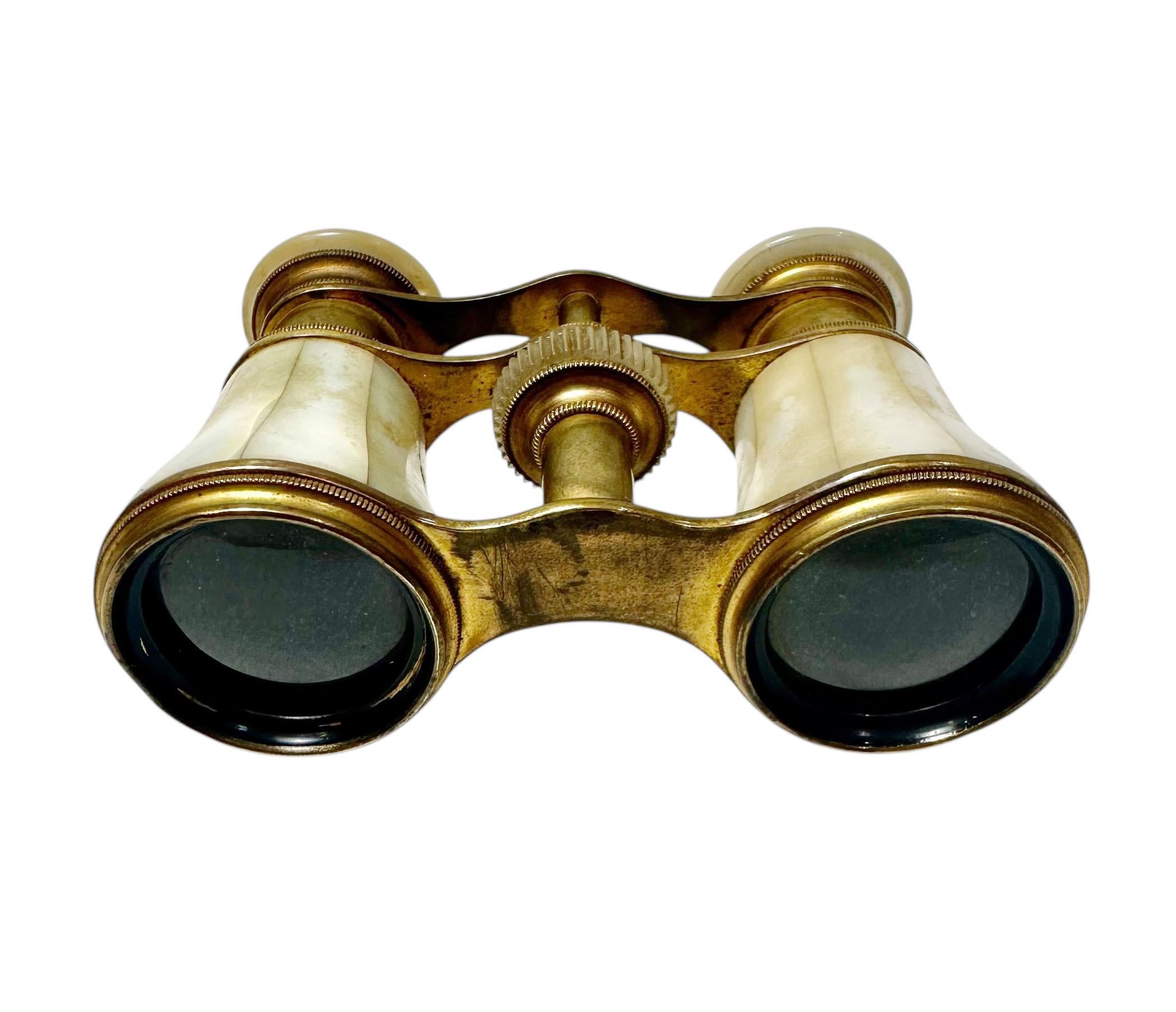 Ein raffiniertes und elegantes Paar französischer Operngläser aus dem späten 19. Jahrhundert, hergestellt von dem geschätzten Hersteller Lefils Paris. Die Gläser mit ihren exquisiten Details aus Bronze-Doré und Einlegearbeiten aus leuchtendem