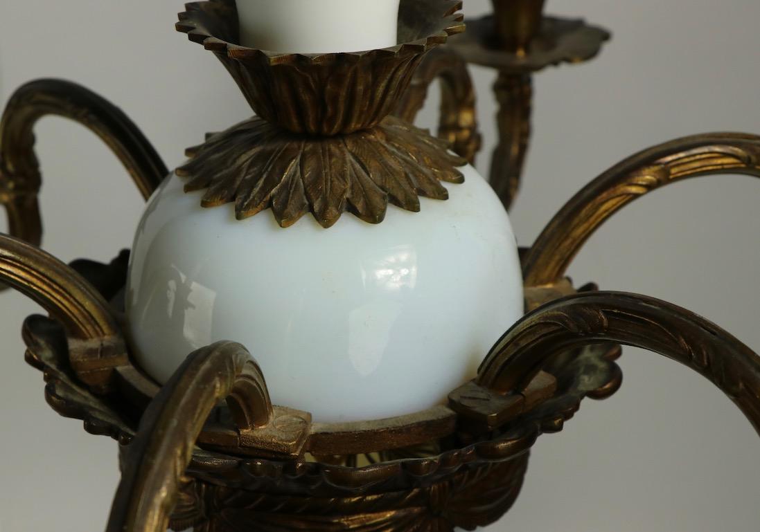 20ième siècle Lustre français en verre opalin et laiton moulé en vente