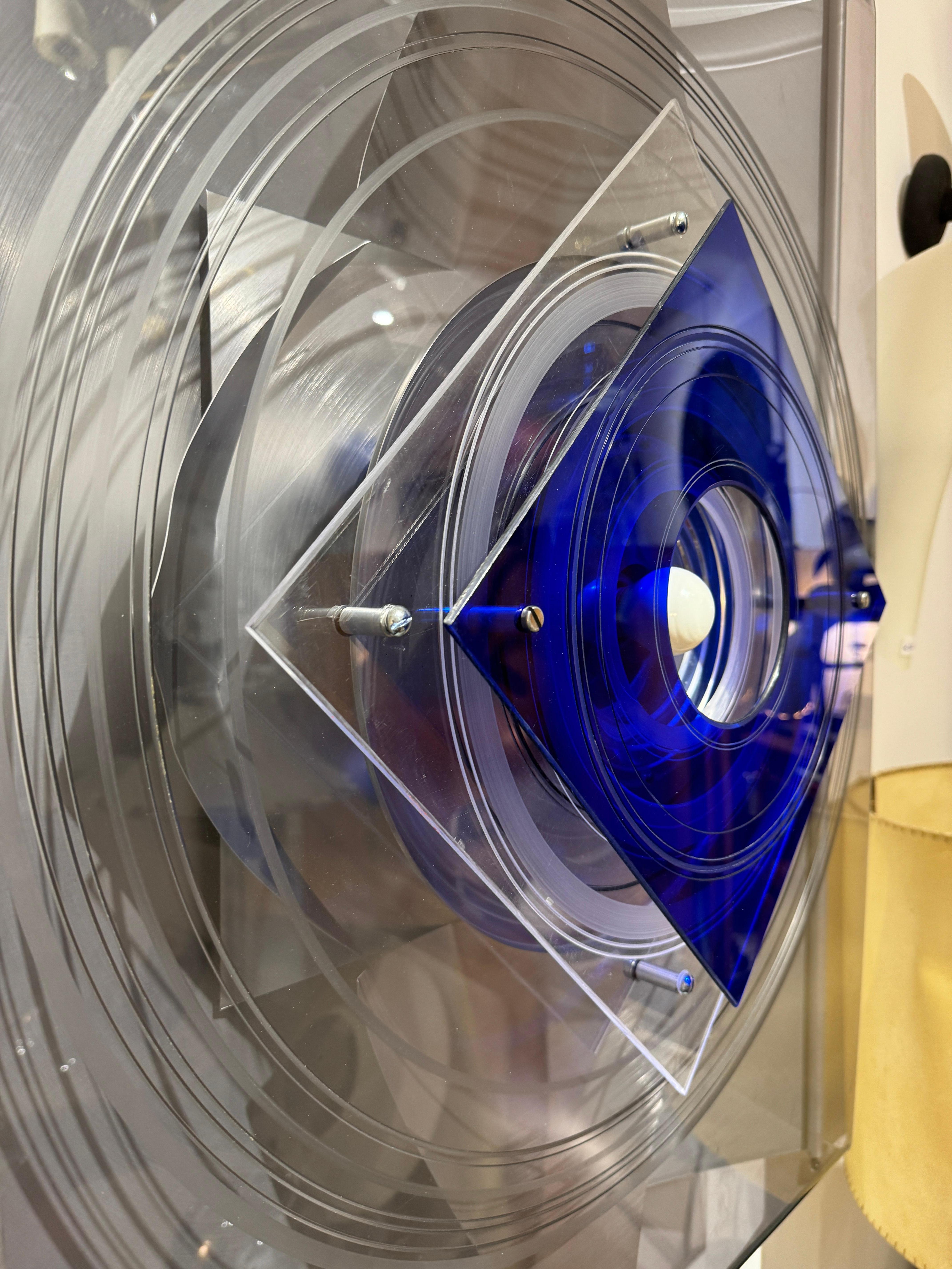 Applique optique française en plexiglas et aluminium brossé - années 1970 en vente 5