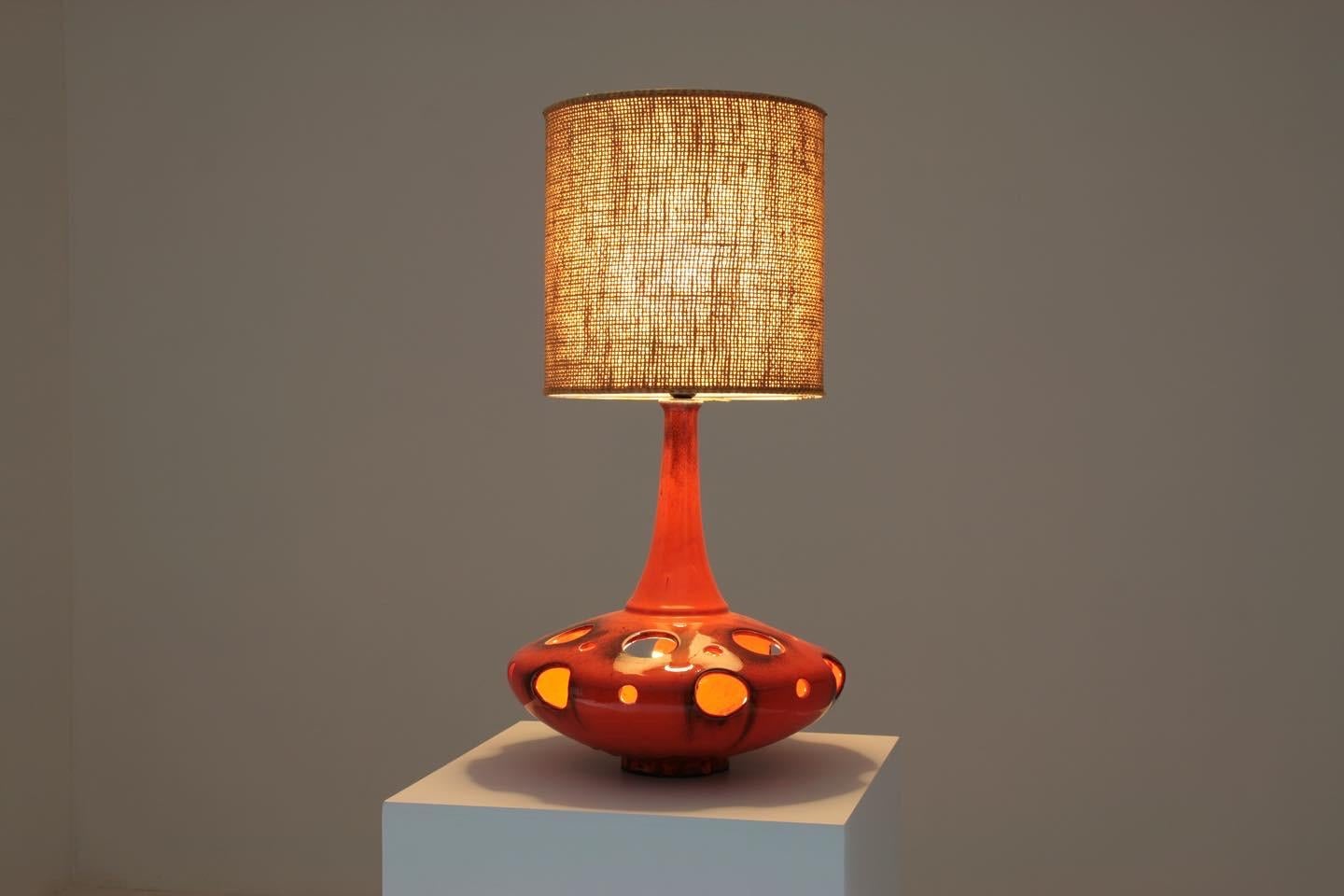 Table lamp with its perforated and illuminated ceramic foot in the shape of a flying saucer dating from the 1970s. lamp foot lights up.
Lamp feet dimensions: diameter 39cm and height 44cm.
Shade dimensions: Diameter 32 cm height 33cm
In very good
