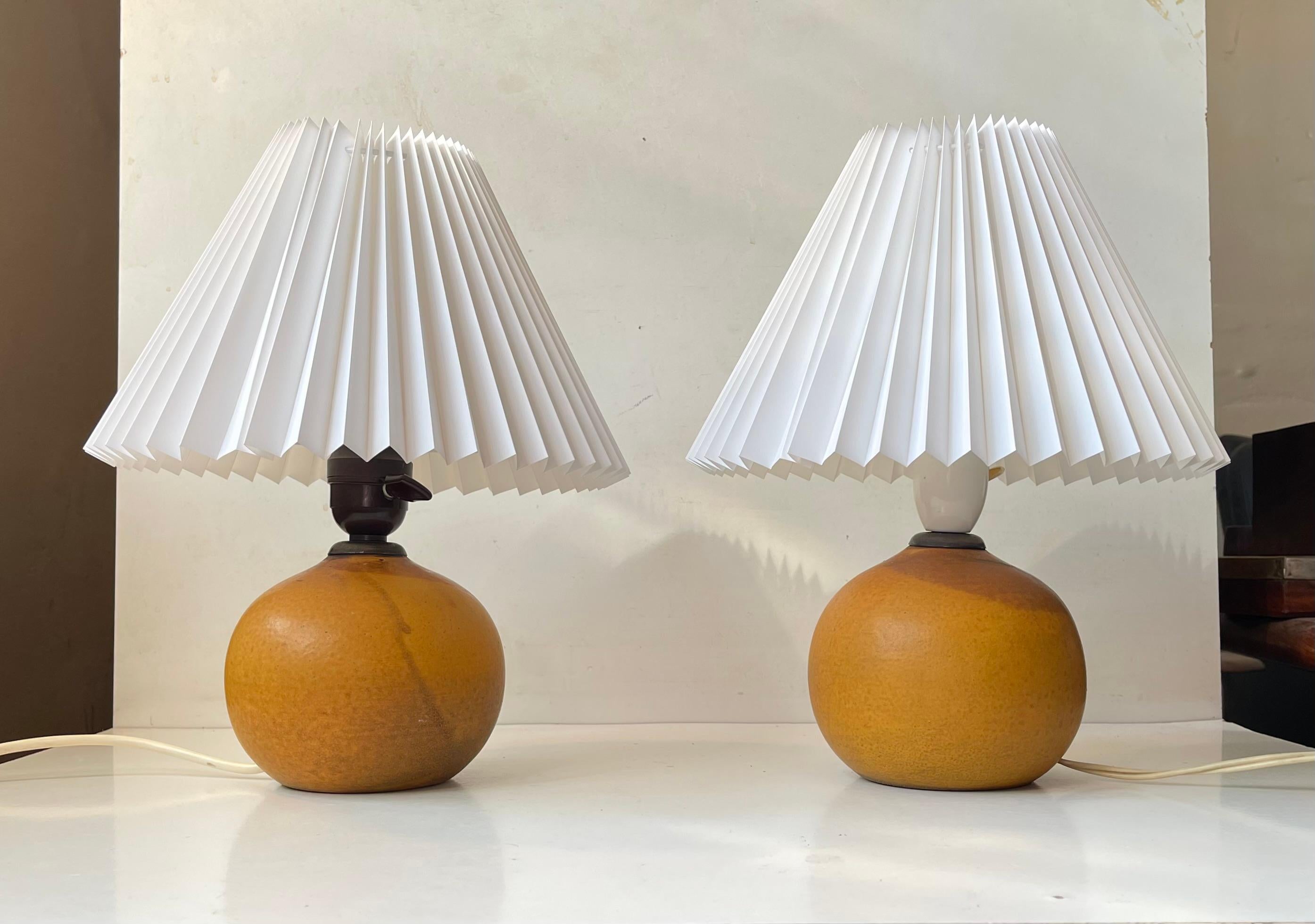 Lampes de table sphériques en poterie émaillée dans le style de Jean Besnard. Conçu et réalisé par un designer/fabricant anonyme en France dans les années 1920 ou 1930. Aucune marque ou signature sur la base. Il est doté d'une douille en bakélite