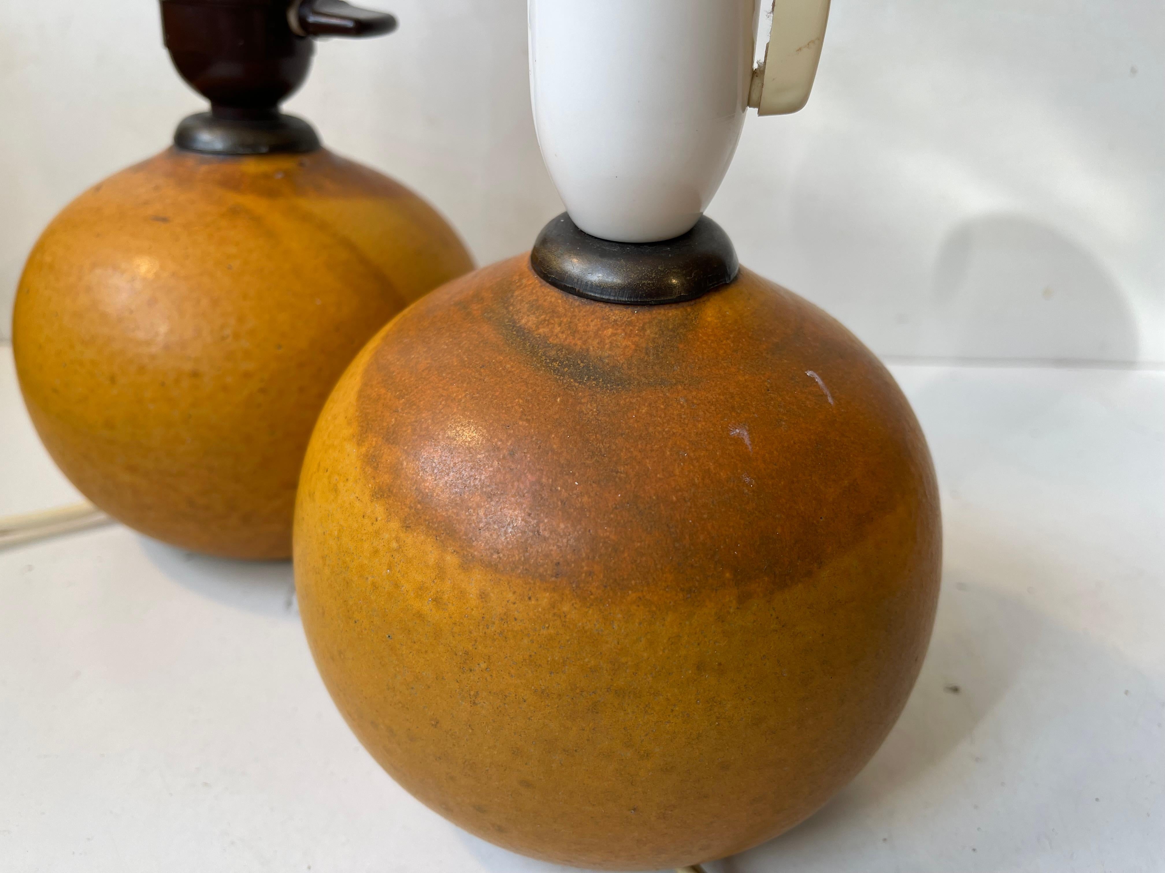Art déco Lampes de table sphériques françaises émaillées orange dans le style de Jean Besnard, années 1930 en vente