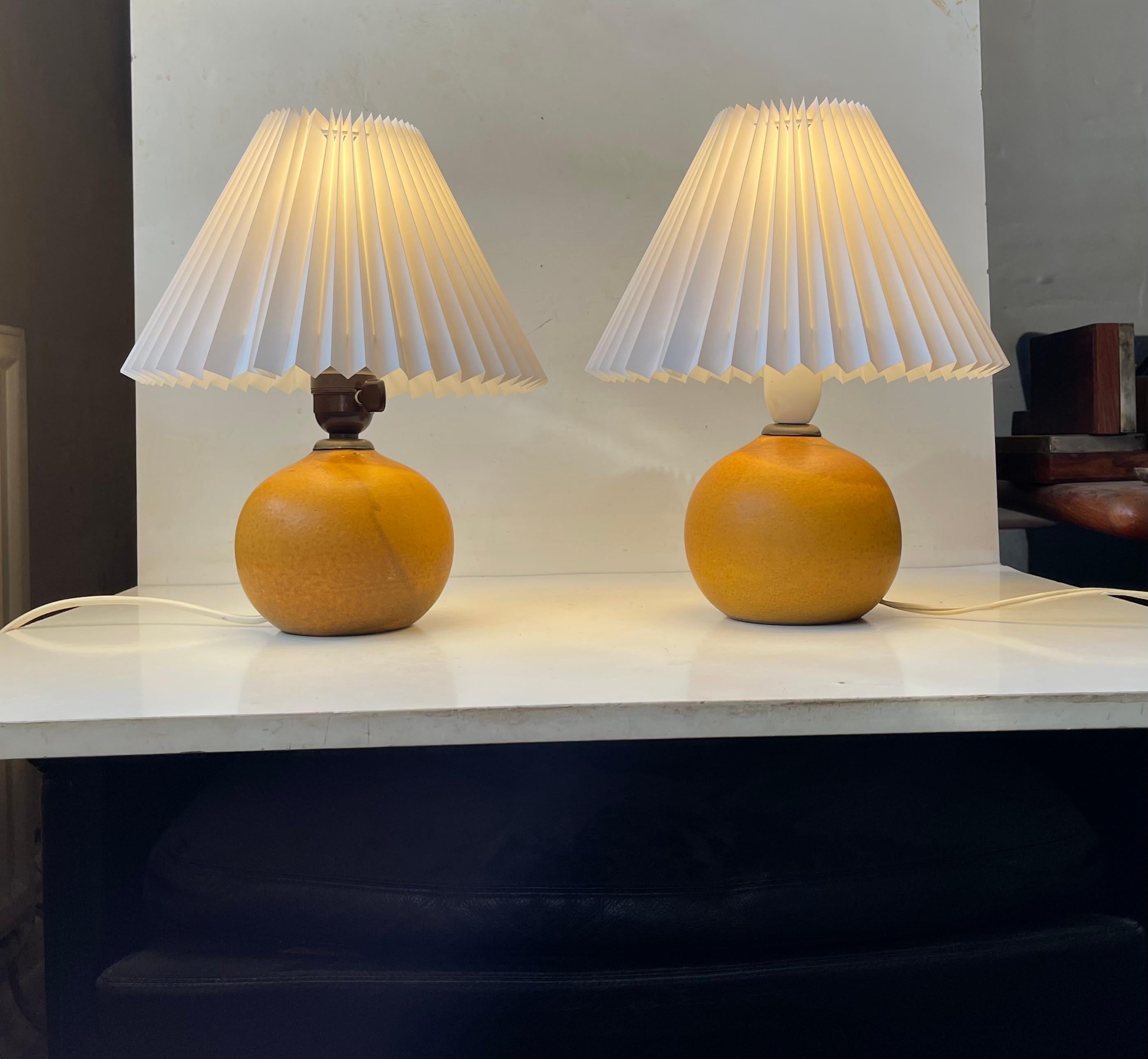 Vernissé Lampes de table sphériques françaises émaillées orange dans le style de Jean Besnard, années 1930 en vente