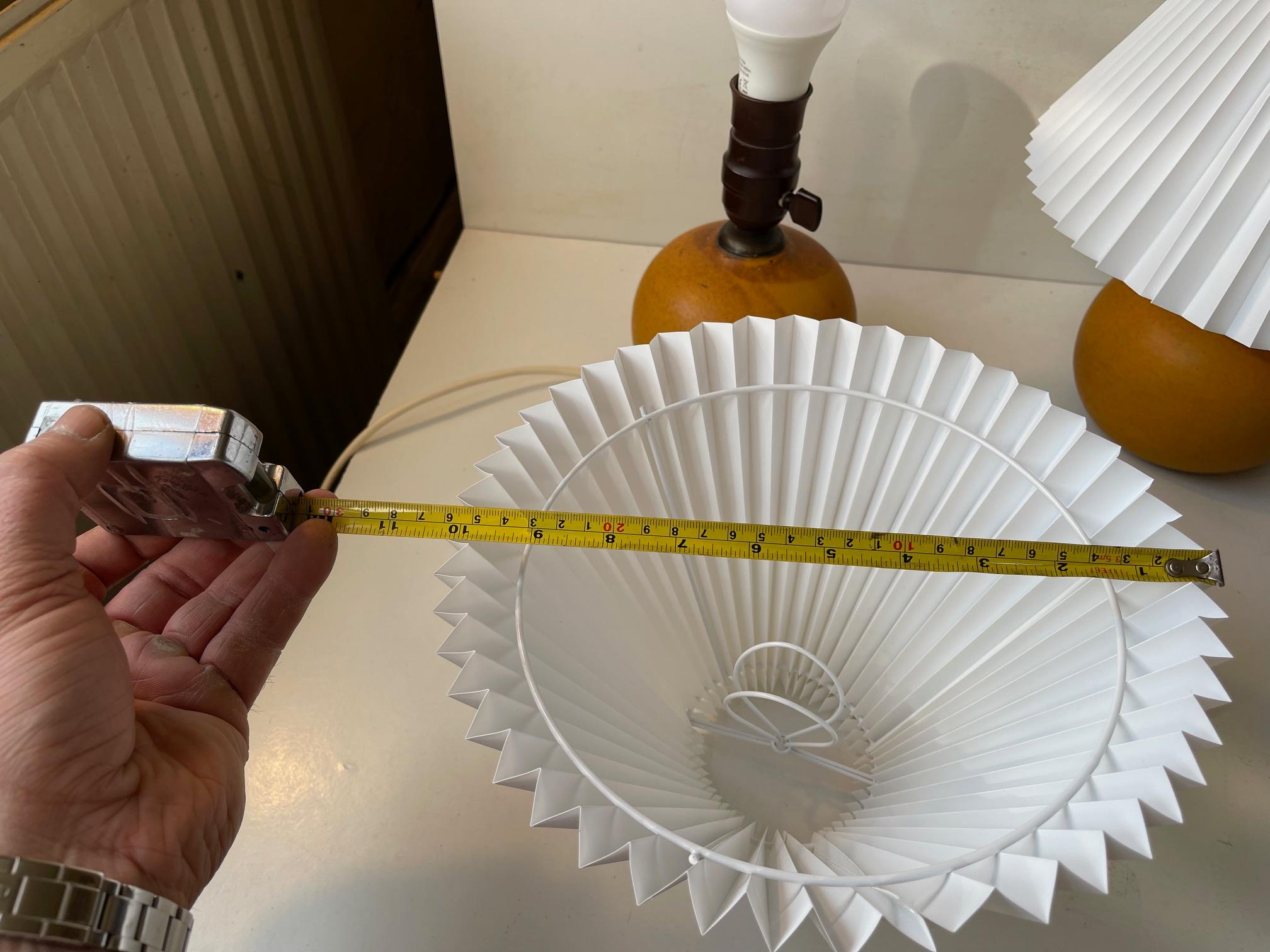 Lampes de table sphériques françaises émaillées orange dans le style de Jean Besnard, années 1930 Bon état - En vente à Esbjerg, DK