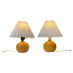 Lampade da tavolo sferiche francesi smaltate di arancione nello stile di Jean Besnard, anni '30