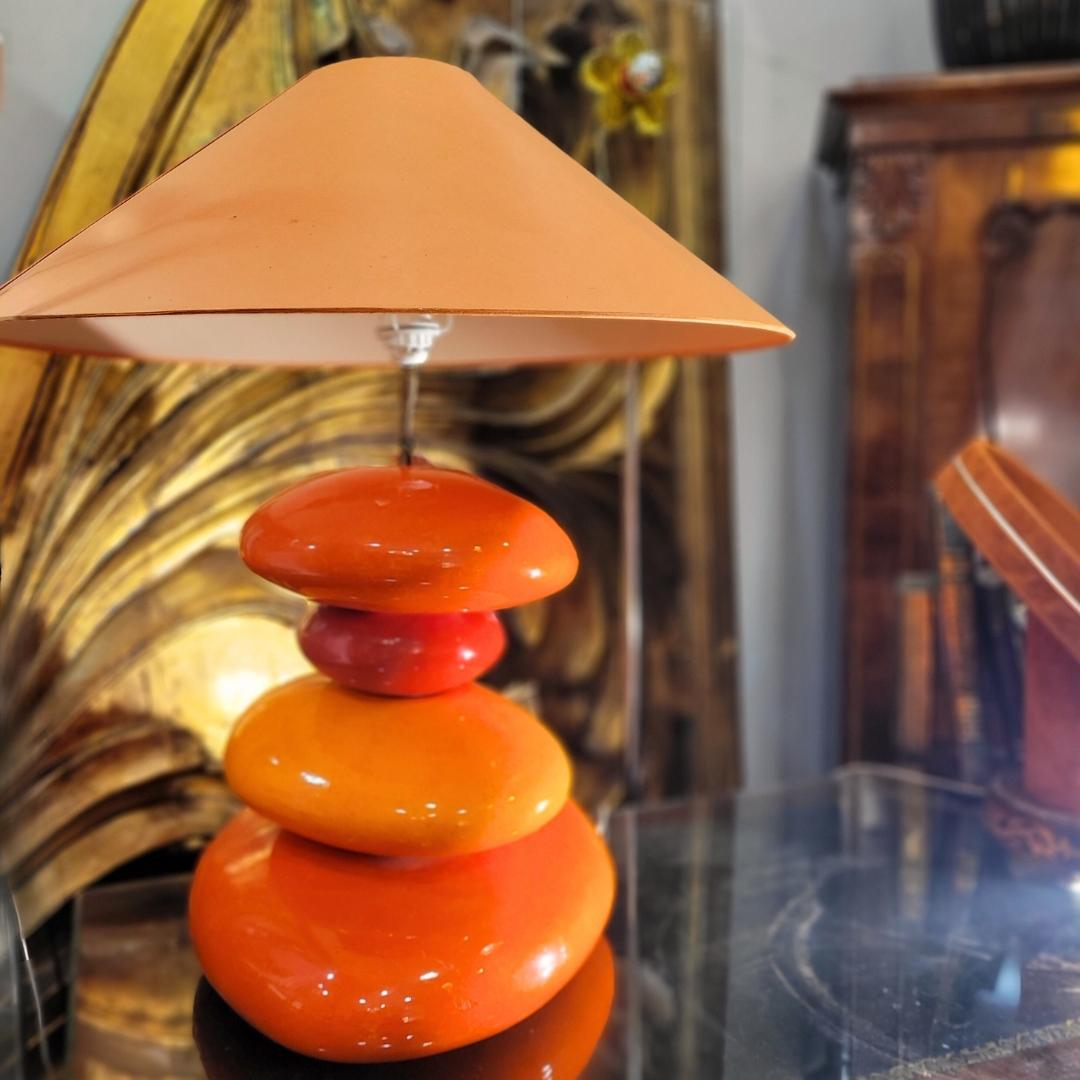 Francese Lampada da tavolo francese arancione, pietre in ceramica smaltata, dopo Chatain in vendita