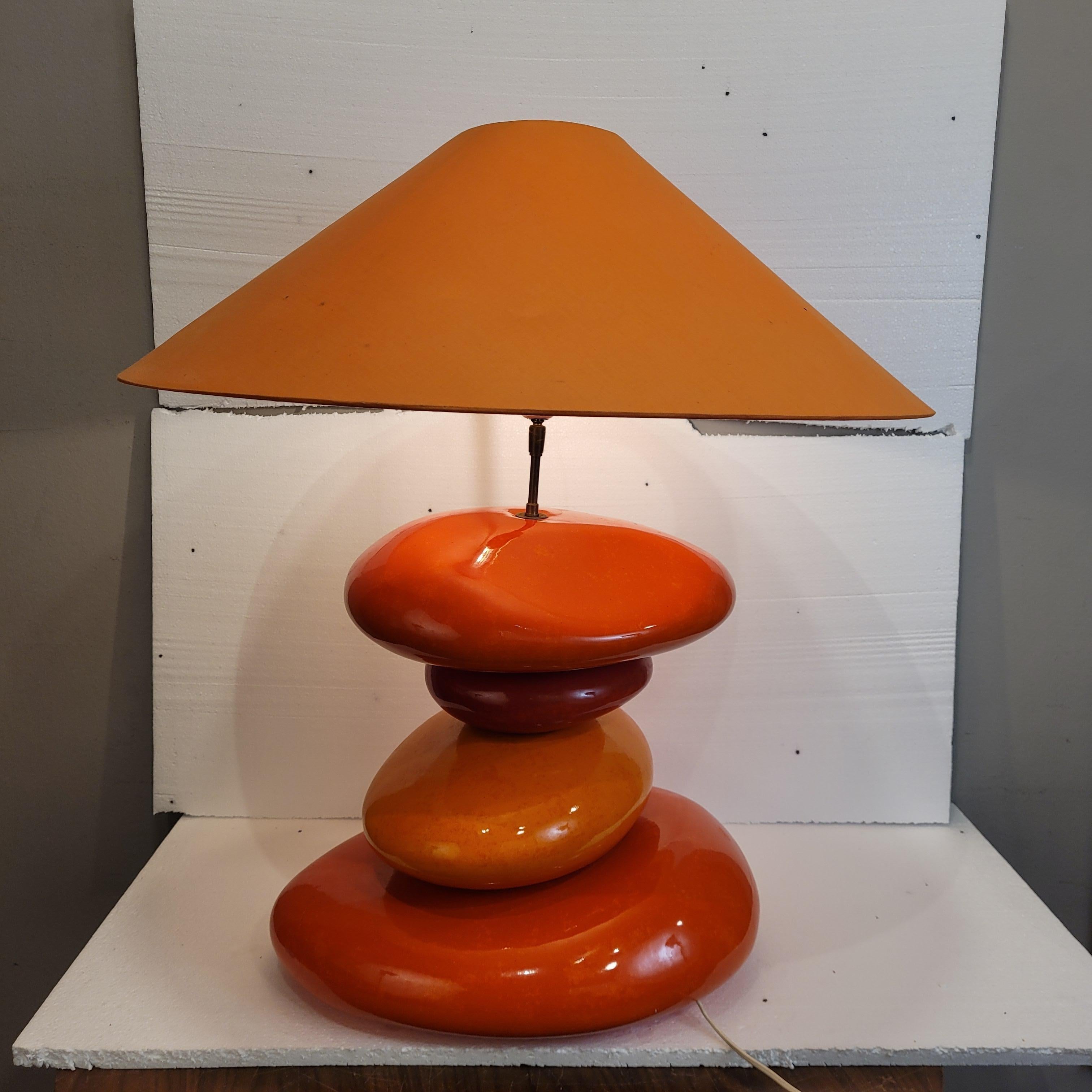 Fatto a mano Lampada da tavolo francese arancione, pietre in ceramica smaltata, dopo Chatain in vendita