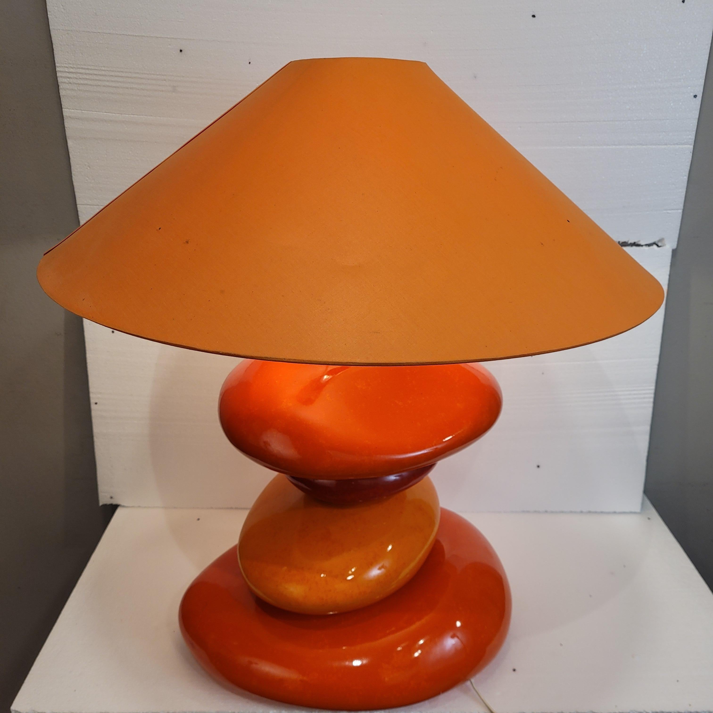 Fine XX secolo Lampada da tavolo francese arancione, pietre in ceramica smaltata, dopo Chatain in vendita