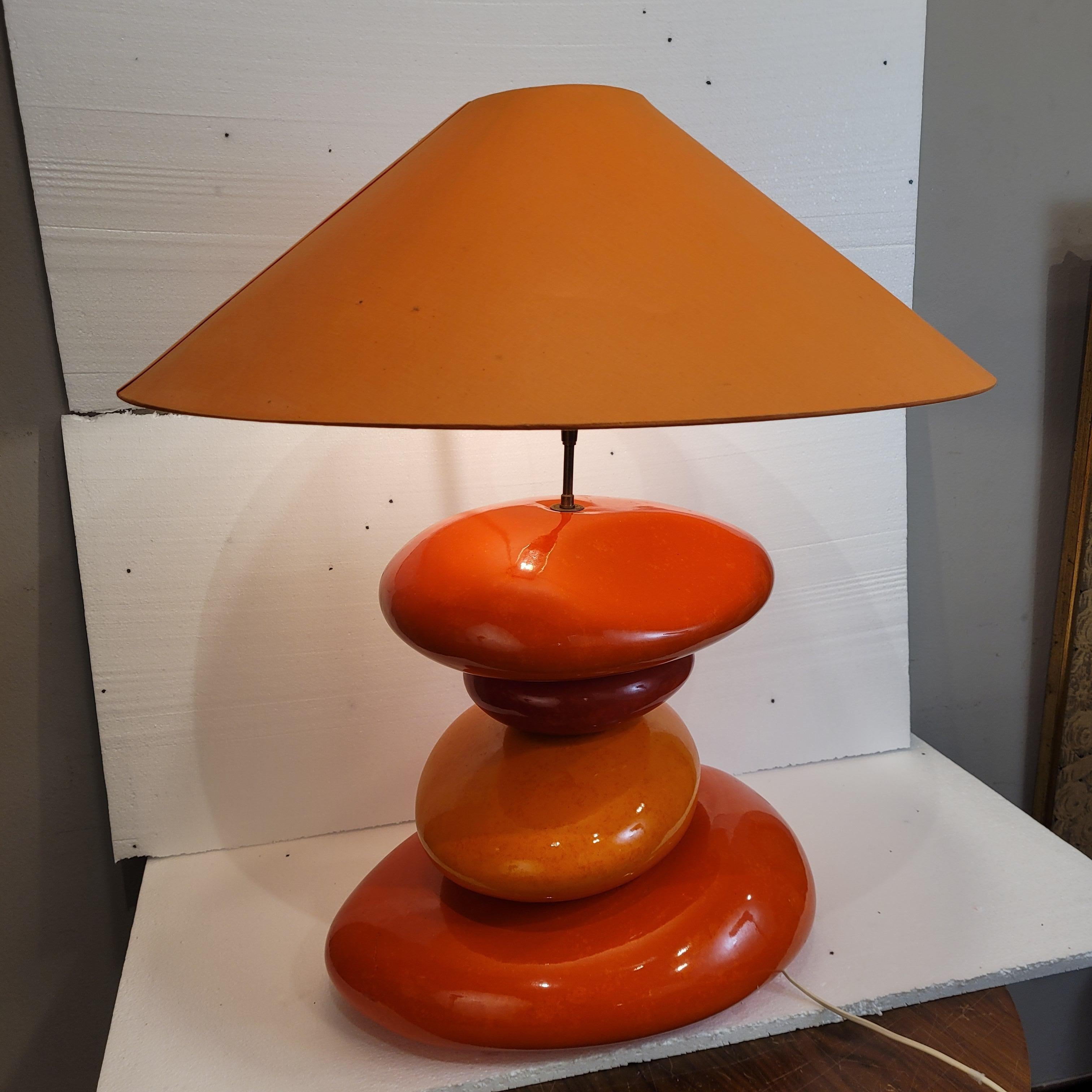 Metallo Lampada da tavolo francese arancione, pietre in ceramica smaltata, dopo Chatain in vendita