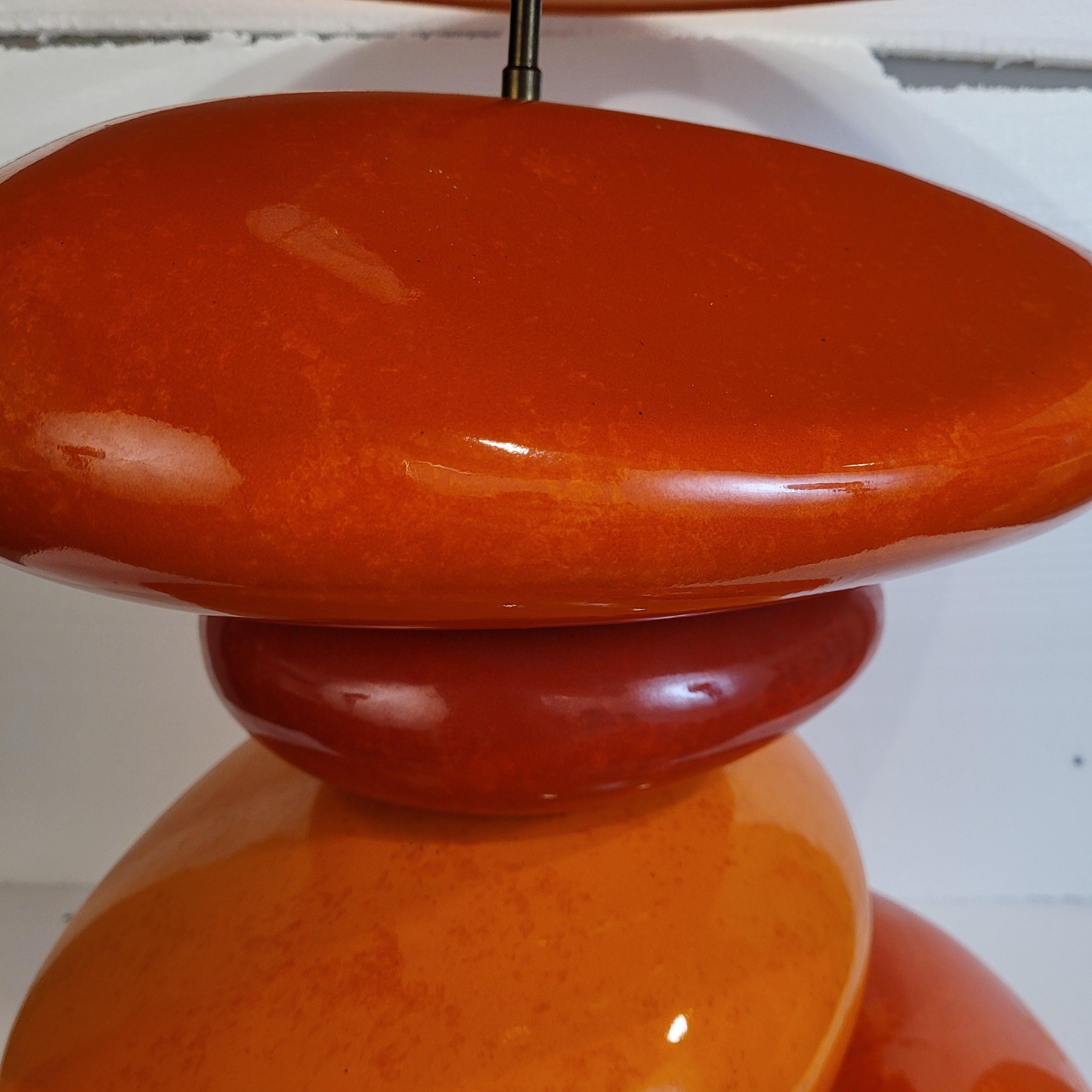 Lampada da tavolo francese arancione, pietre in ceramica smaltata, dopo Chatain in vendita 1