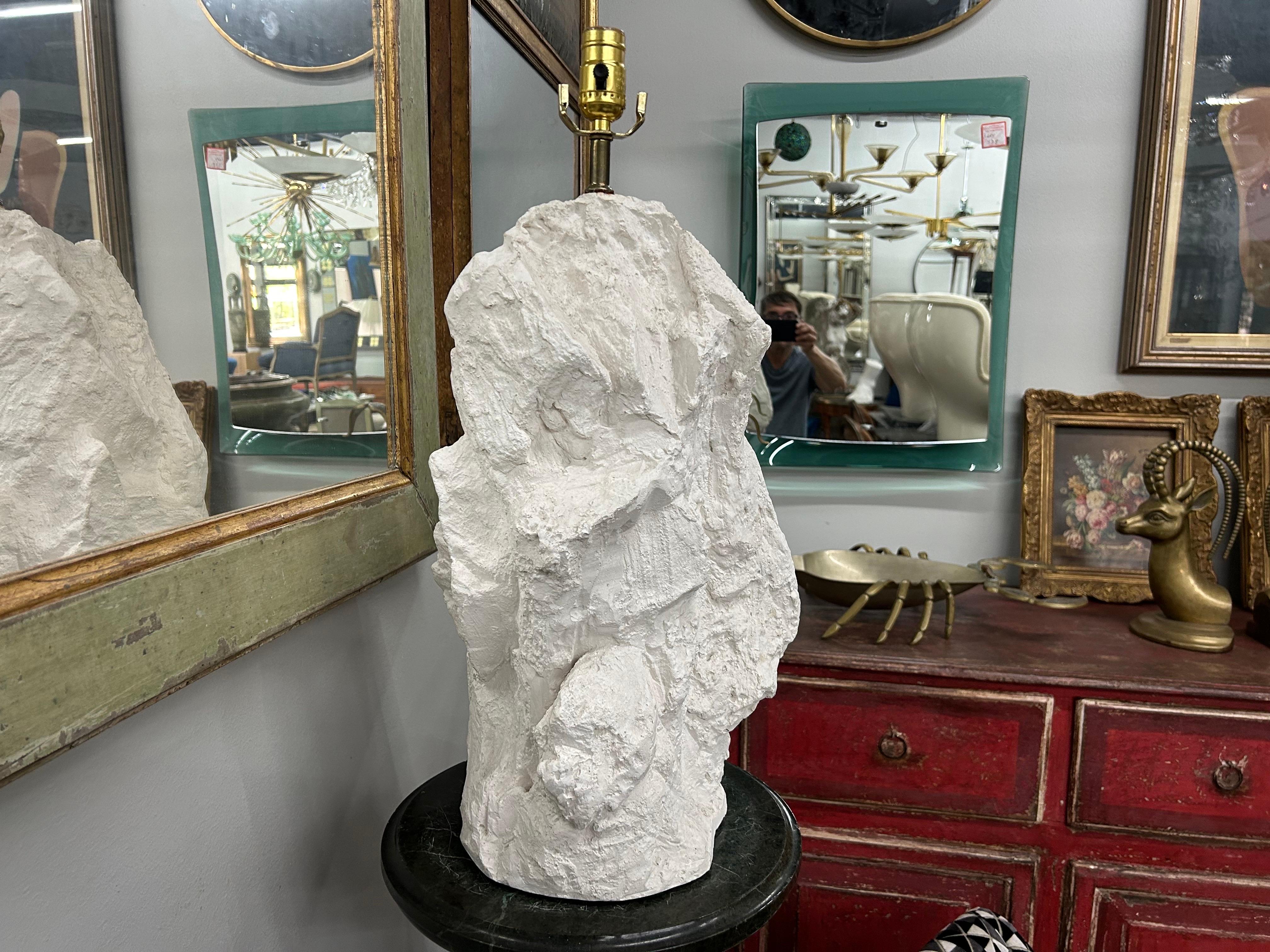 Lampada in gesso francese organica e moderna ispirata a Serge Roche.
Grande lampada da tavolo in gesso Hollywood Regency ispirata a Serge Roche,
1960 circa. Questa splendida lampada in gesso organica moderna di metà secolo è stata cablata di recente
