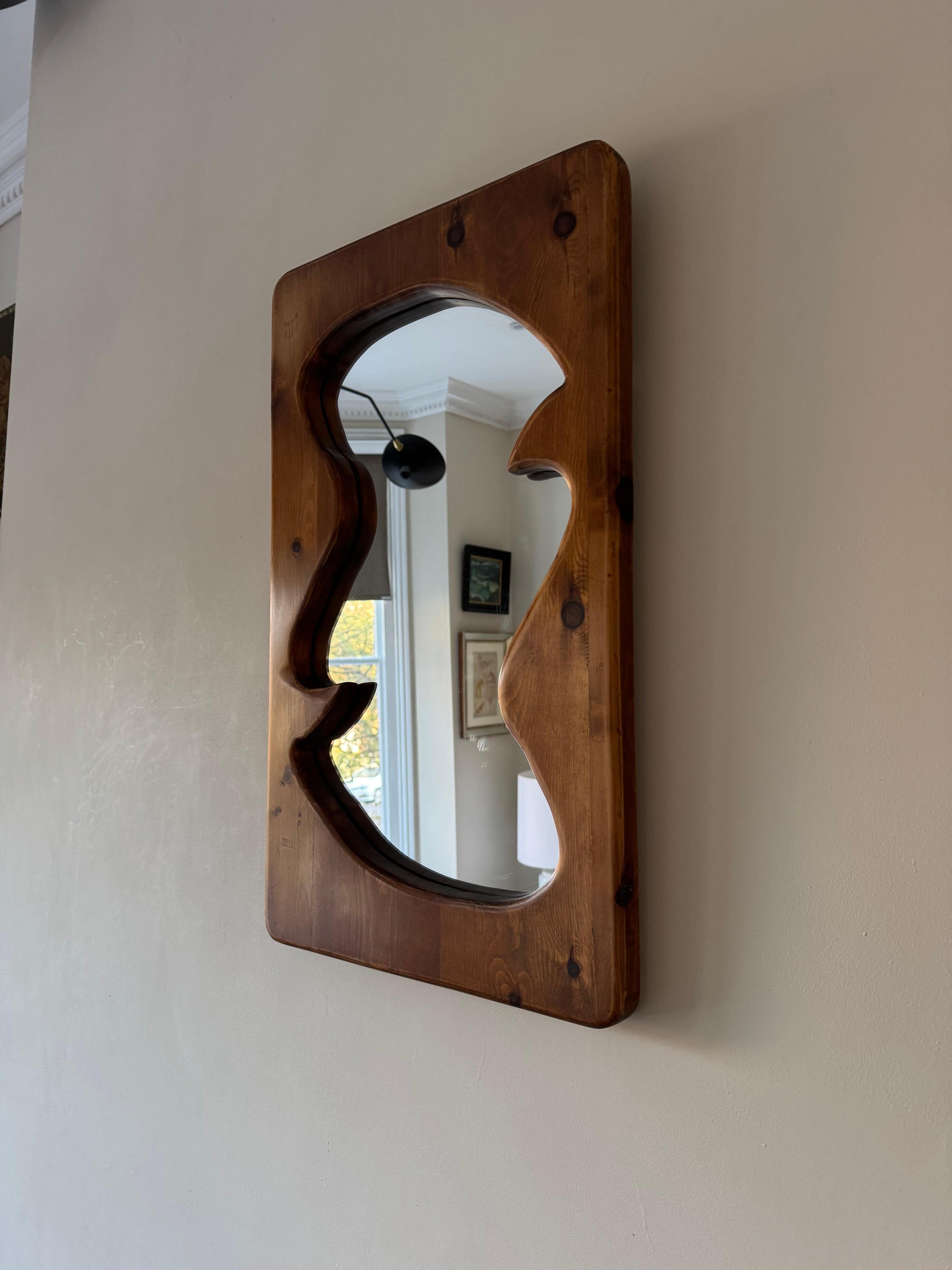 Mid-Century Modern Miroir français encadré en pin de forme organique en vente