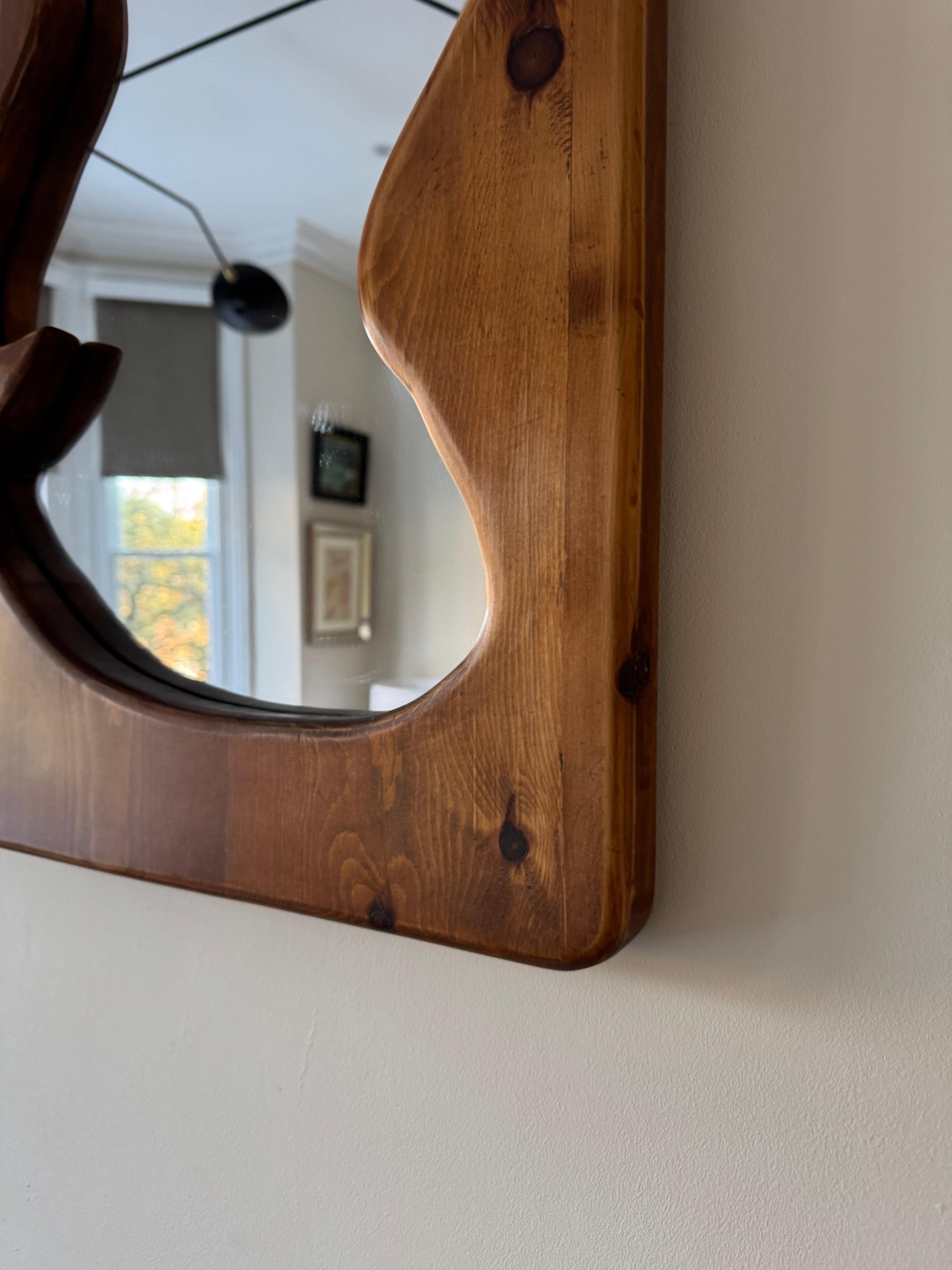 Français Miroir français encadré en pin de forme organique en vente