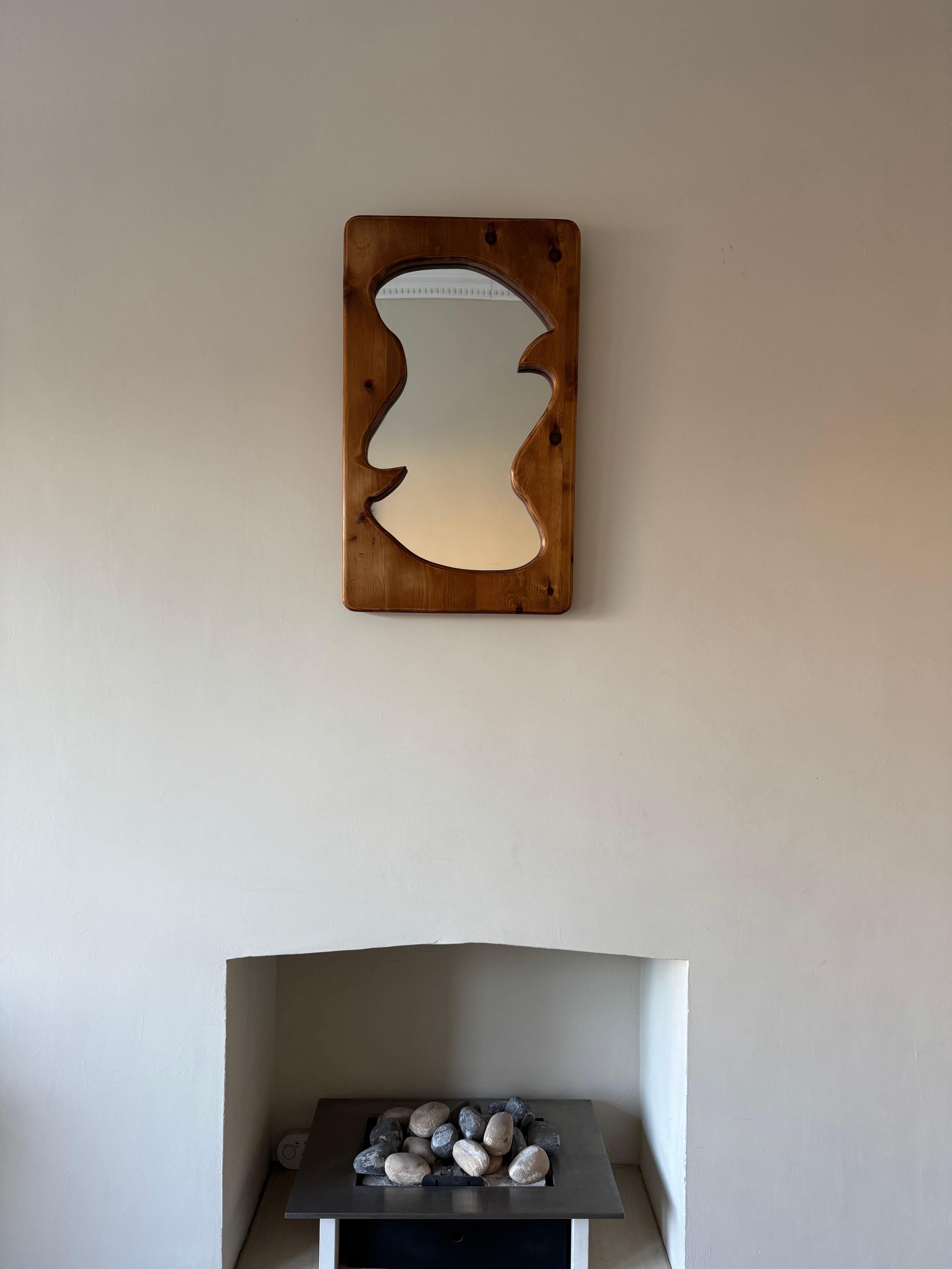 Sculpté à la main Miroir français encadré en pin de forme organique en vente