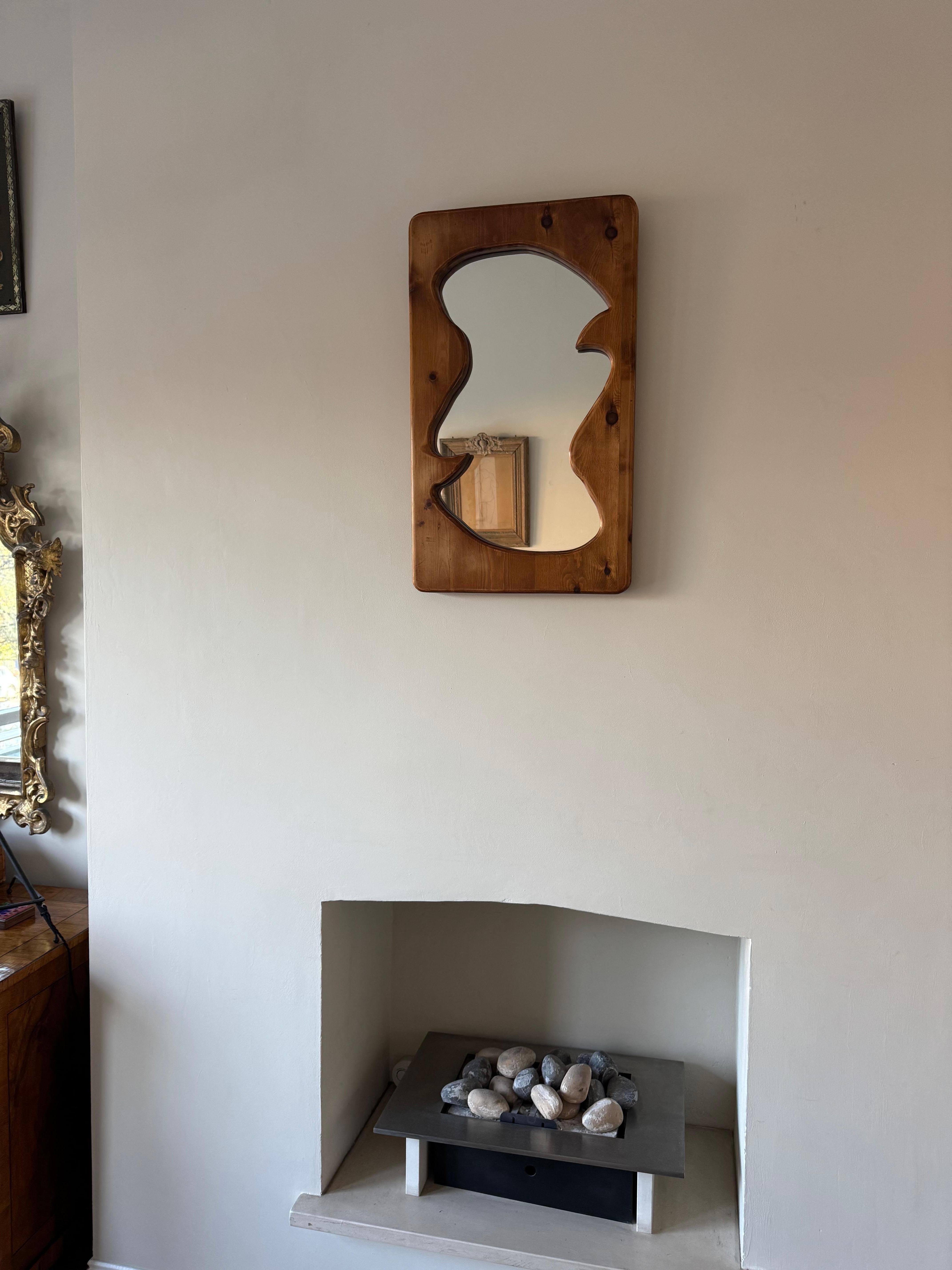 Miroir français encadré en pin de forme organique Bon état - En vente à London, GB