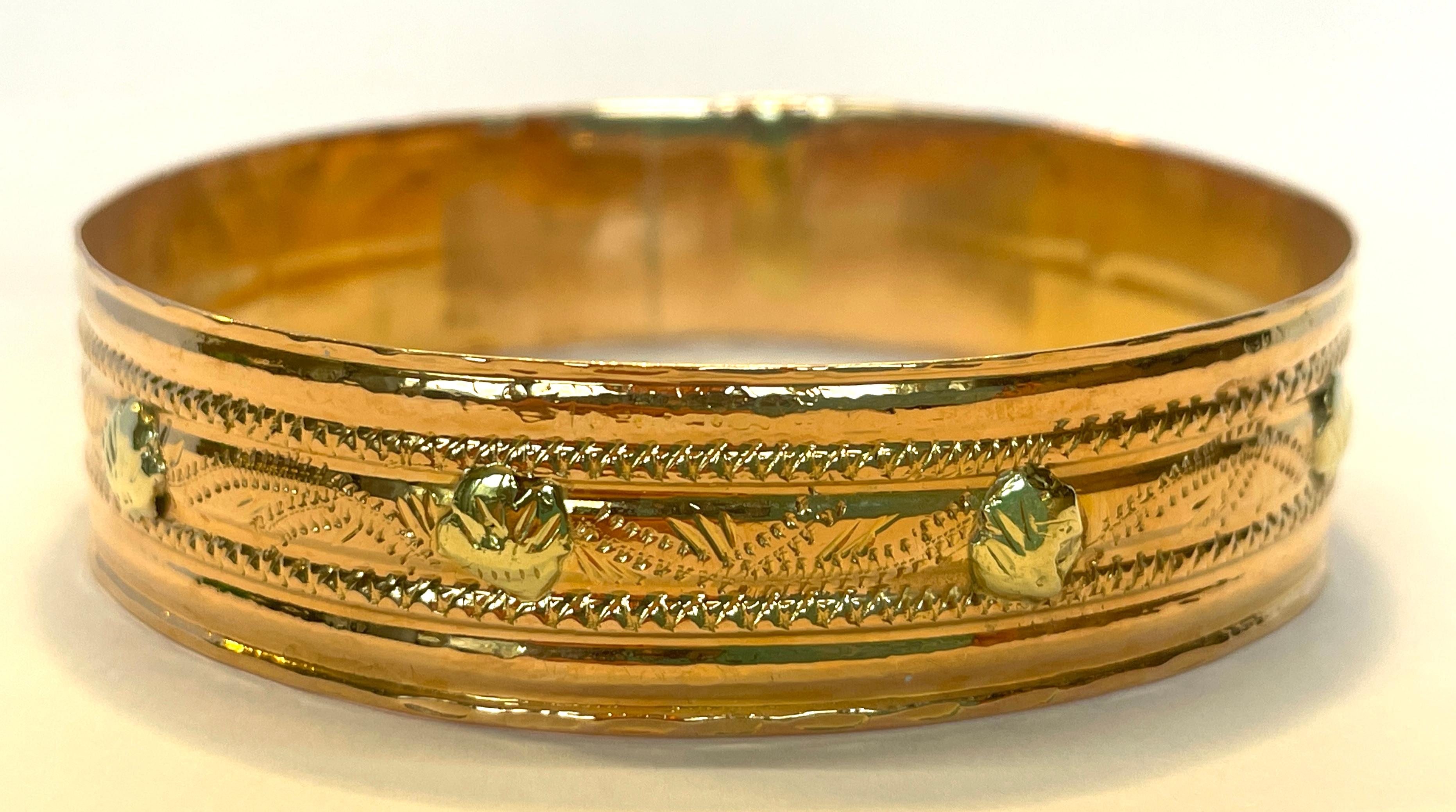 French Oriental Bangle Gold Bracelet 18 Karat with Khamsa and Heart 1930s For Sale 5