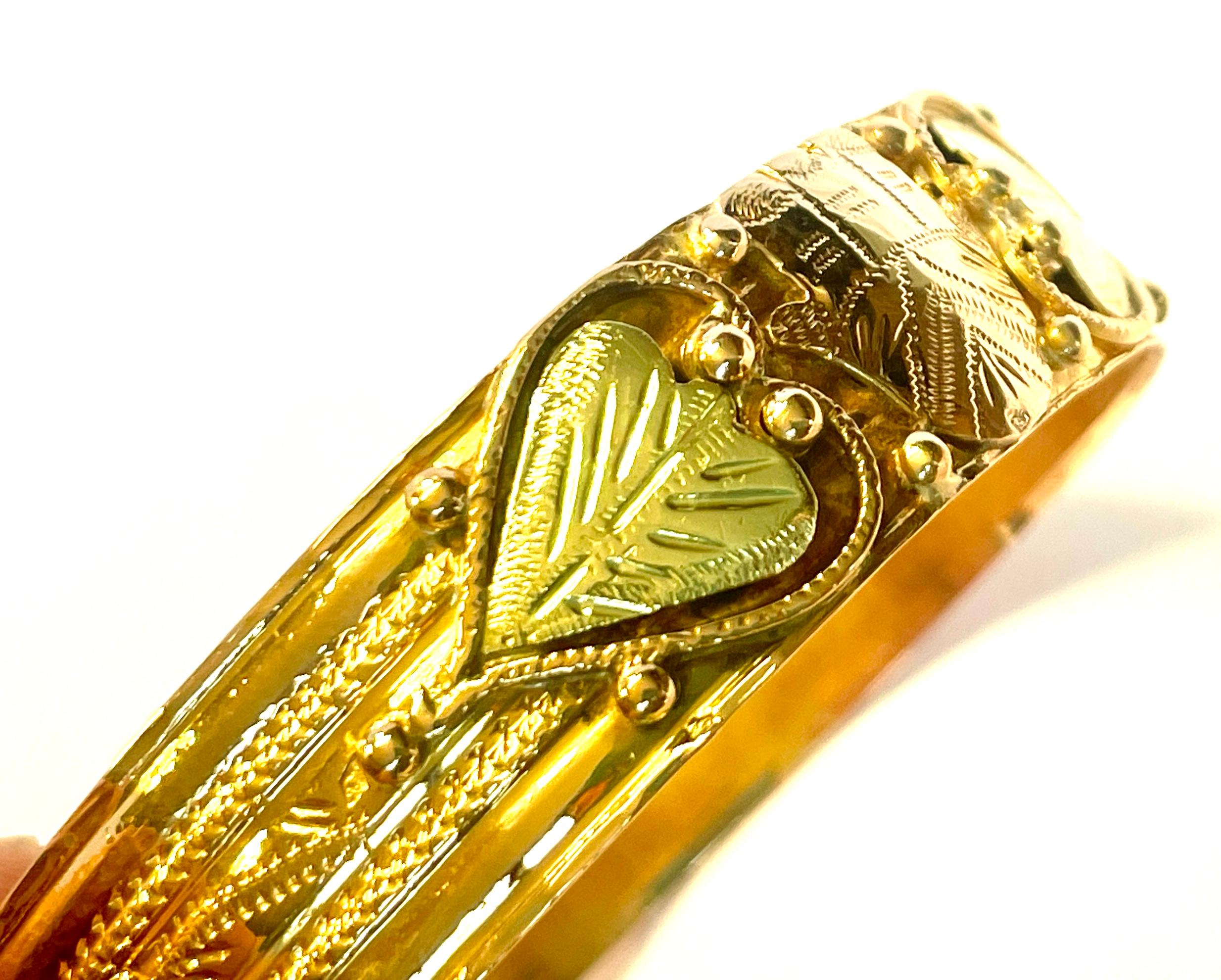 French Oriental Bangle Gold Bracelet 18 Karat with Khamsa and Heart 1930s For Sale 8