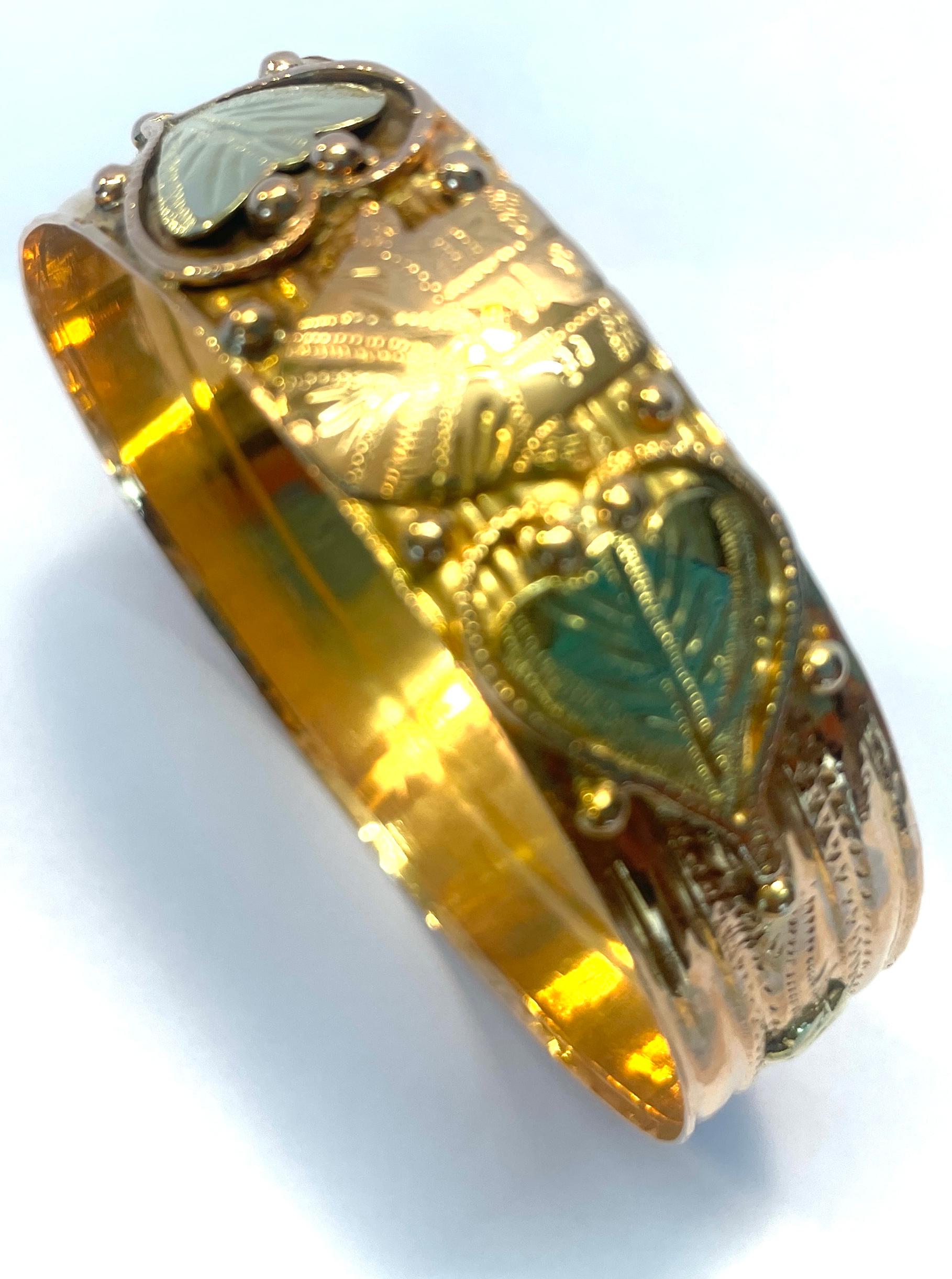 French Oriental Bangle Gold Bracelet 18 Karat with Khamsa and Heart 1930s For Sale 9