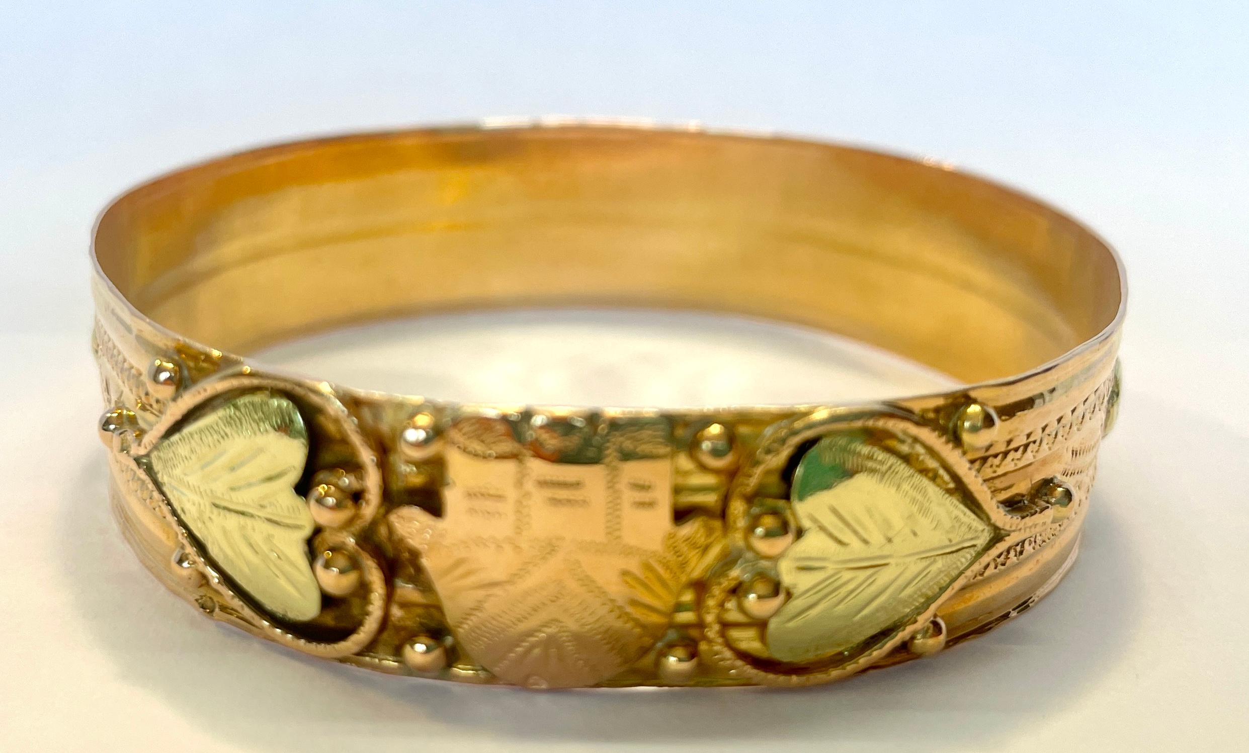 French Oriental Bangle Gold Bracelet 18 Karat with Khamsa and Heart 1930s In Good Condition For Sale In North Hollywood, CA