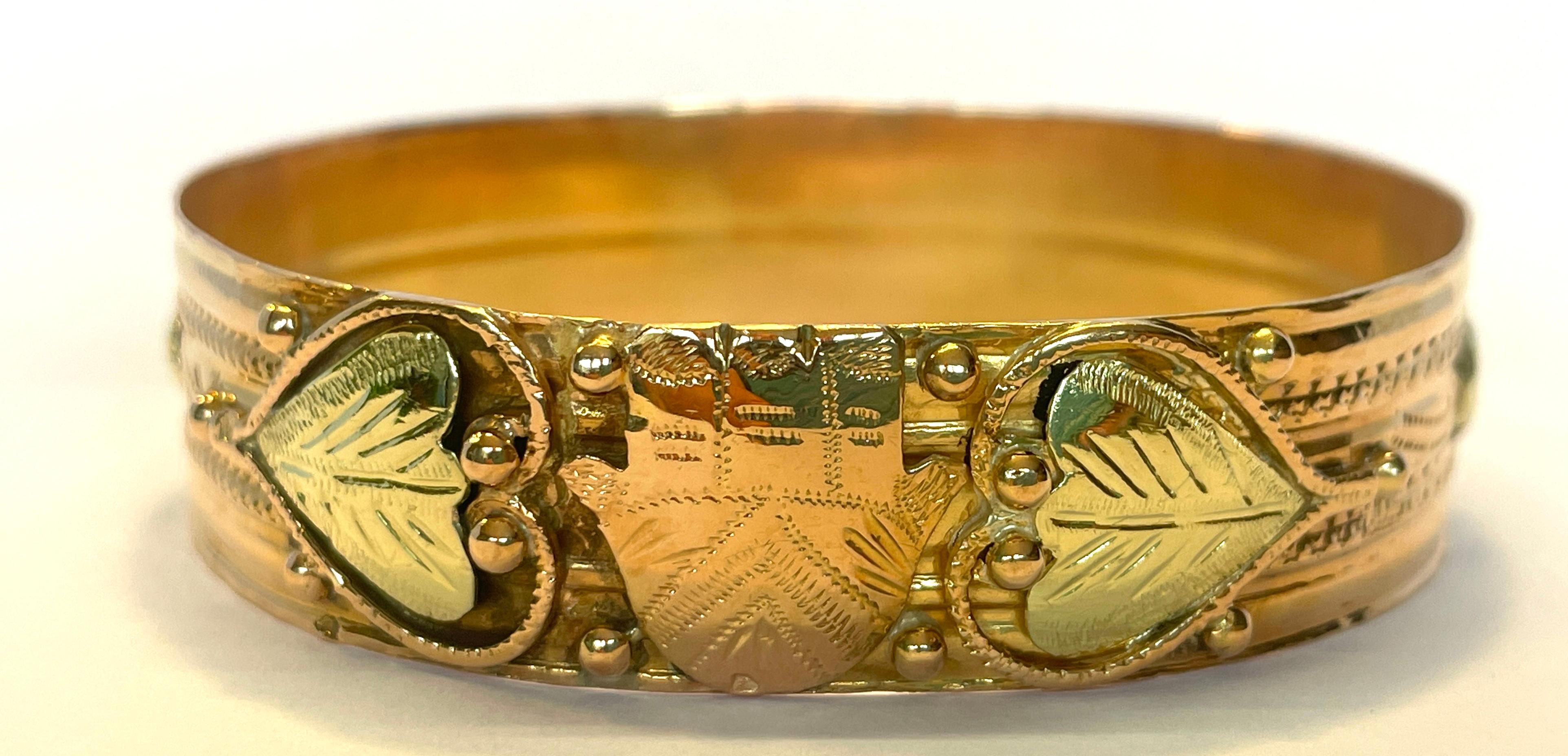 French Oriental Bangle Gold Bracelet 18 Karat with Khamsa and Heart 1930s For Sale 1