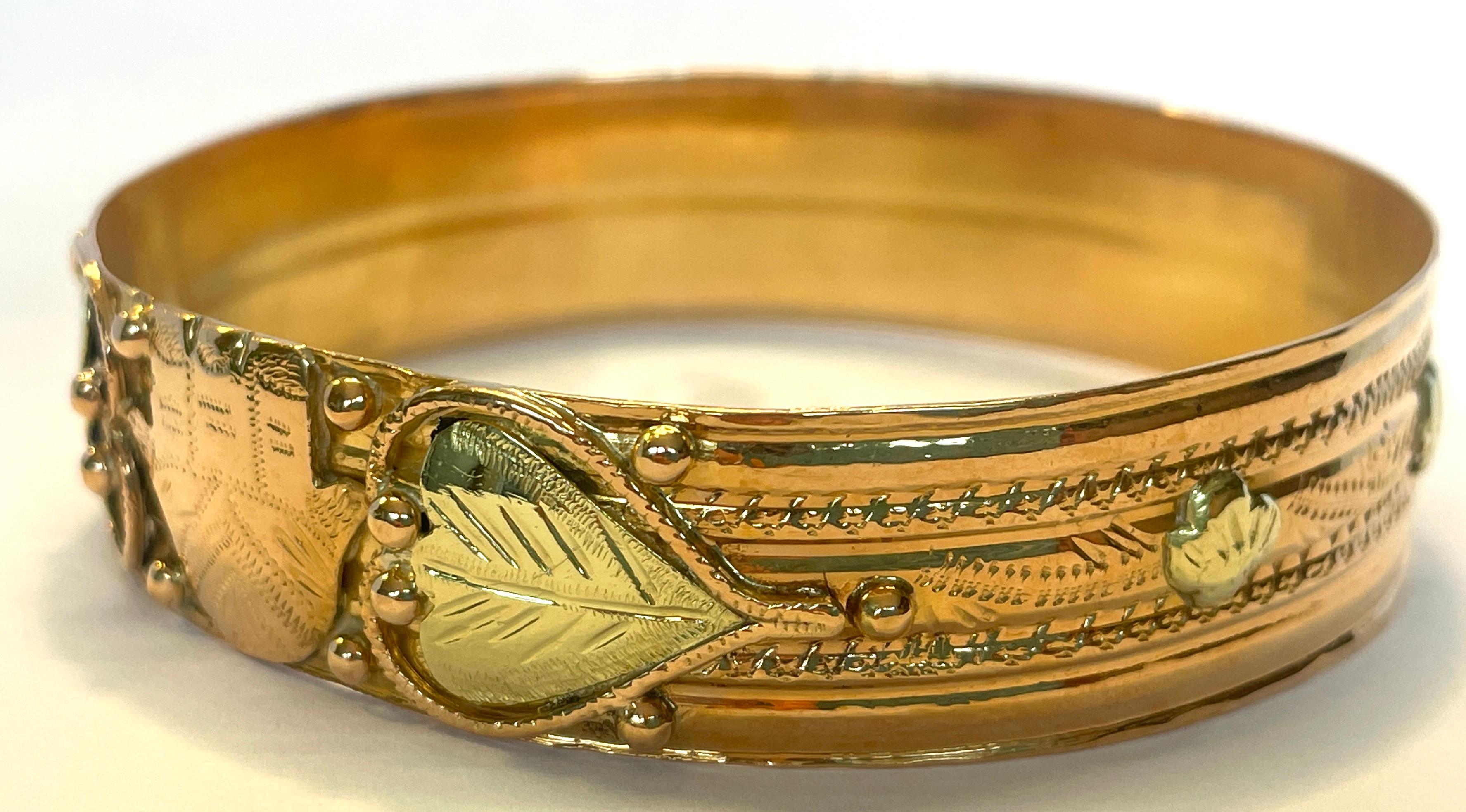 French Oriental Bangle Gold Bracelet 18 Karat with Khamsa and Heart 1930s For Sale 2