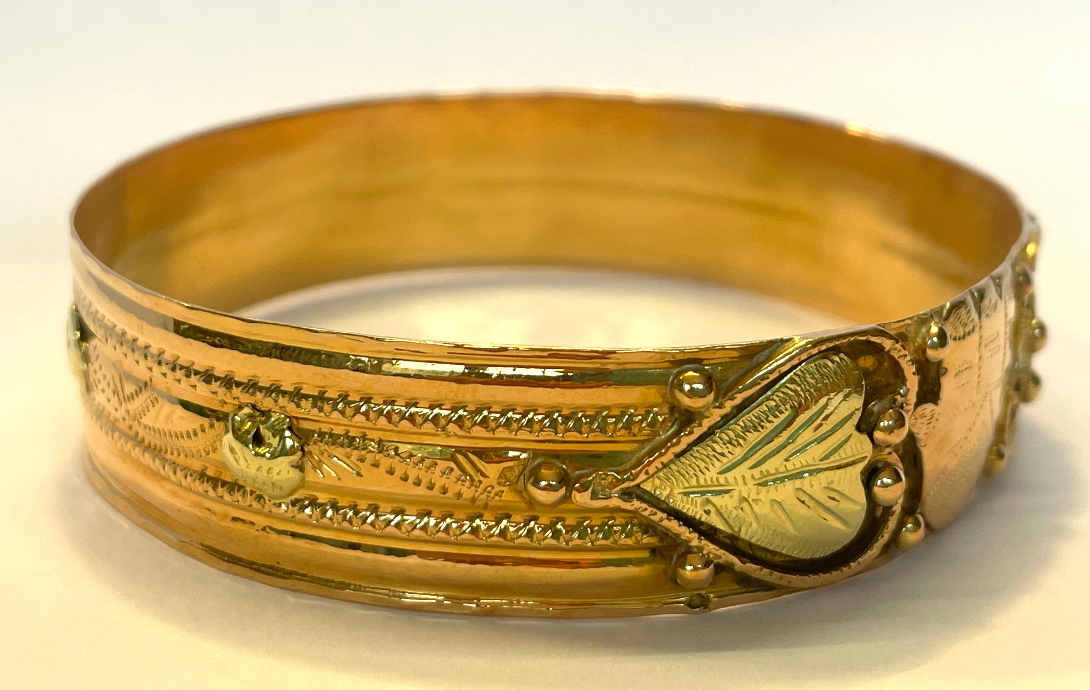 French Oriental Bangle Gold Bracelet 18 Karat with Khamsa and Heart 1930s For Sale 3