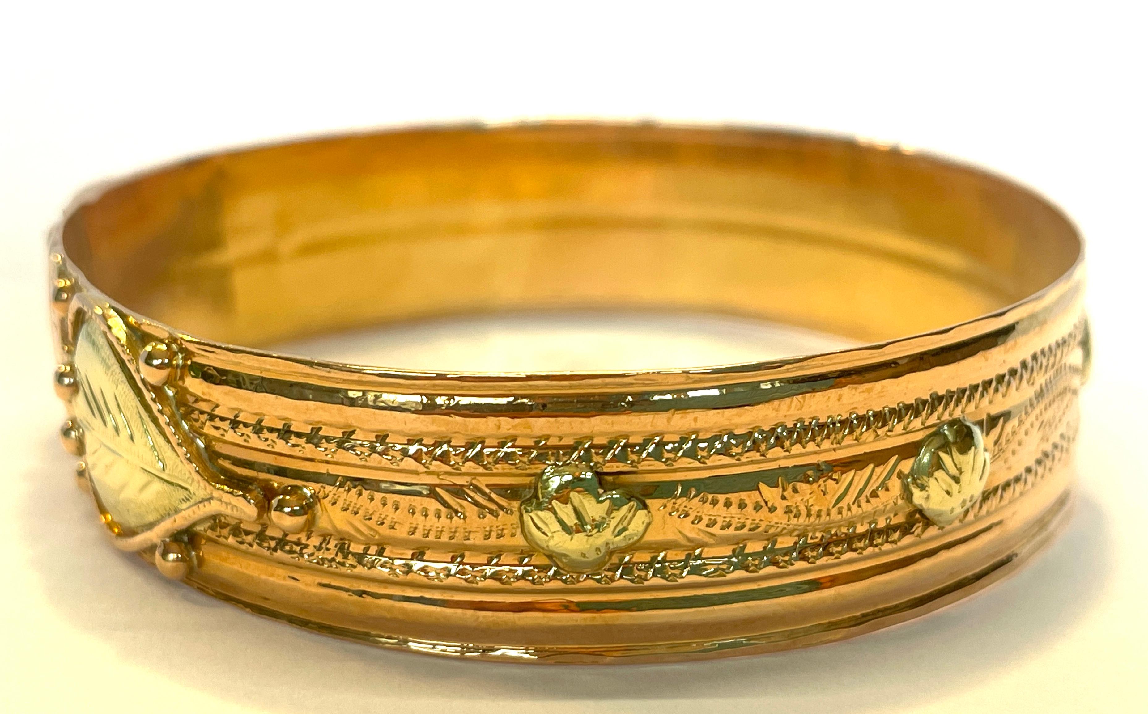 French Oriental Bangle Gold Bracelet 18 Karat with Khamsa and Heart 1930s For Sale 4
