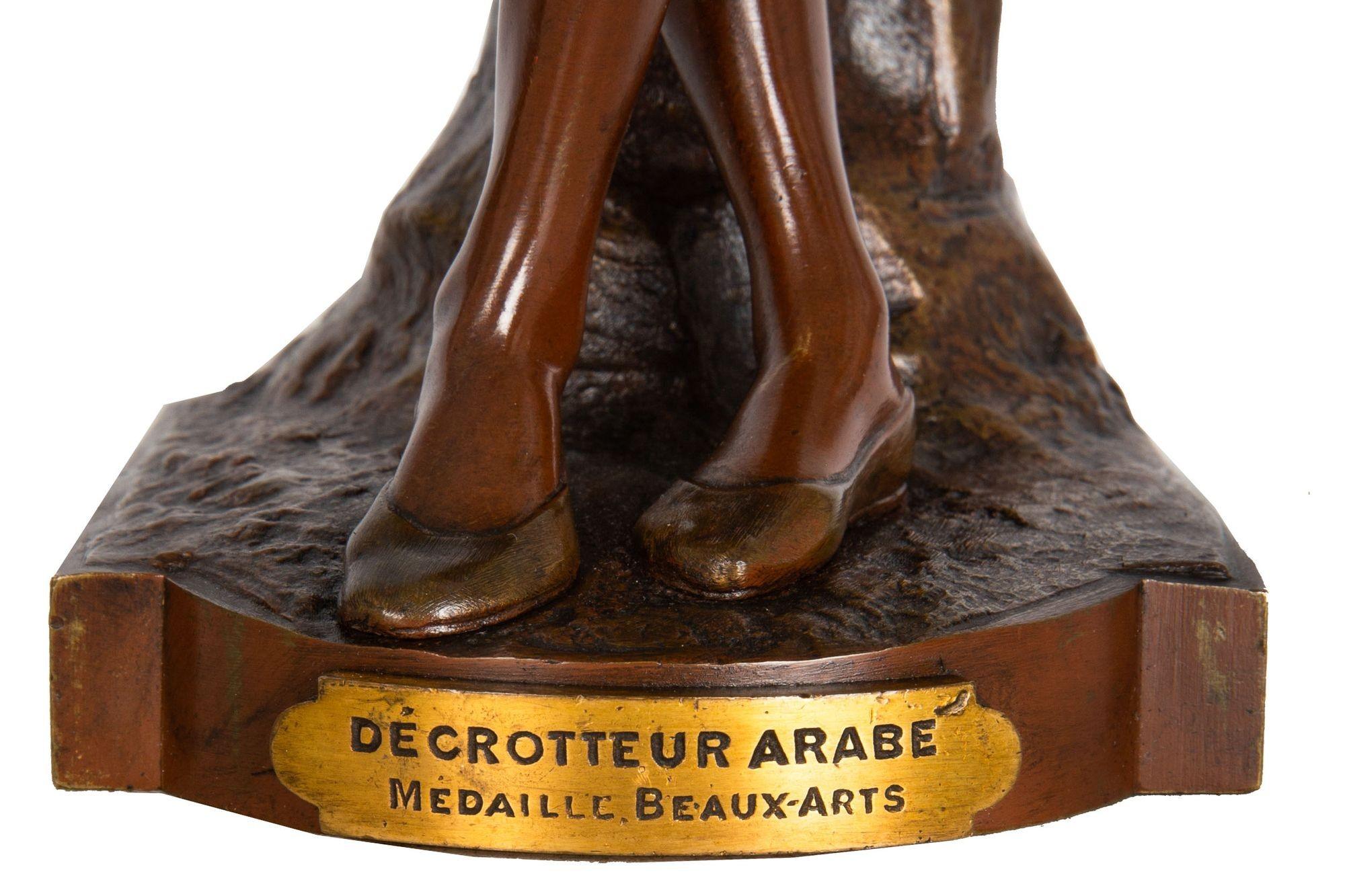 Sculpture orientaliste française en bronze ancien d'Edouard Drouot d'un garçon de Shoeshine en vente 3