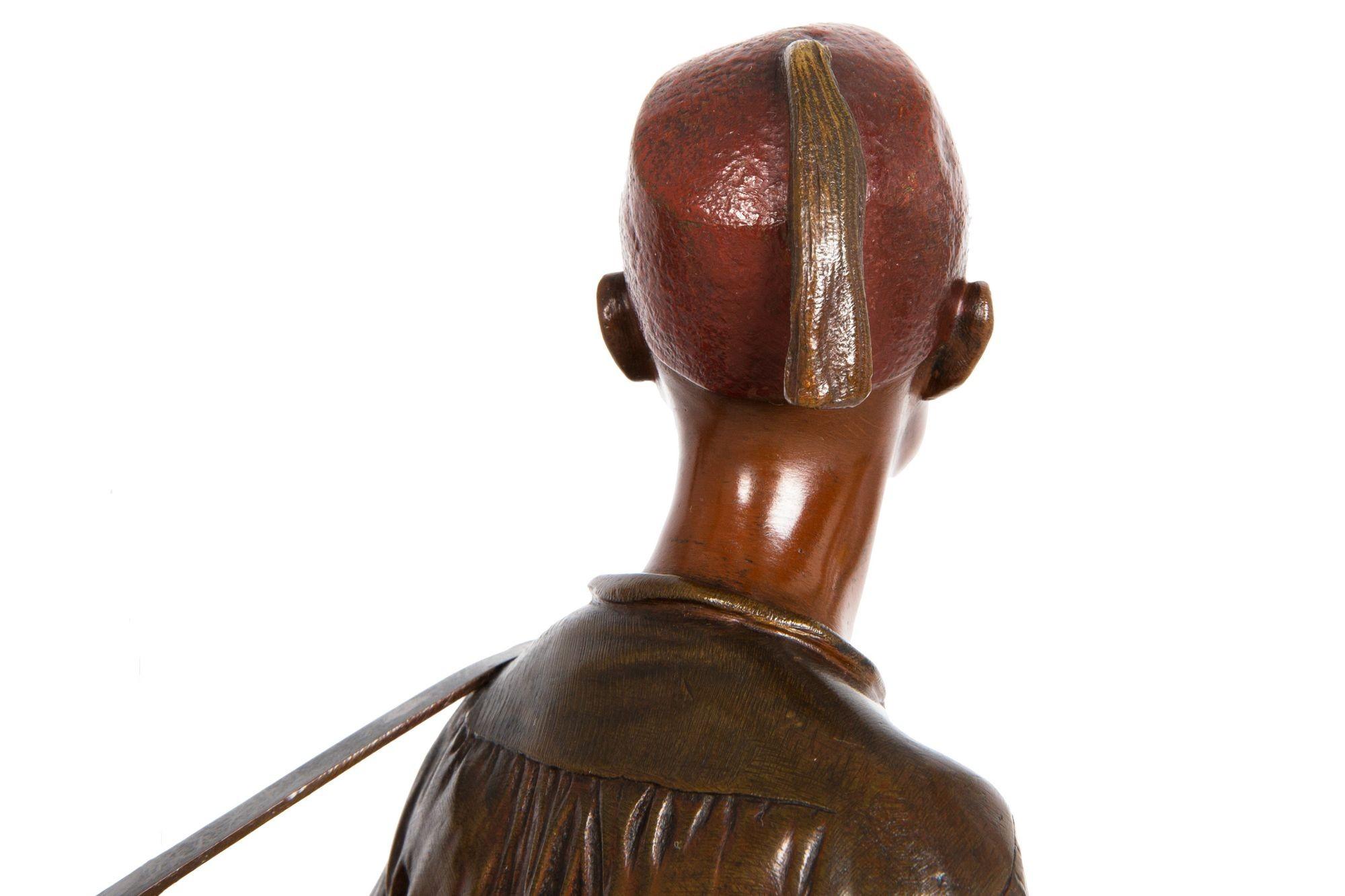 Scultura orientale francese in bronzo antico di Edouard Drouot raffigurante un lustrascarpe in vendita 7