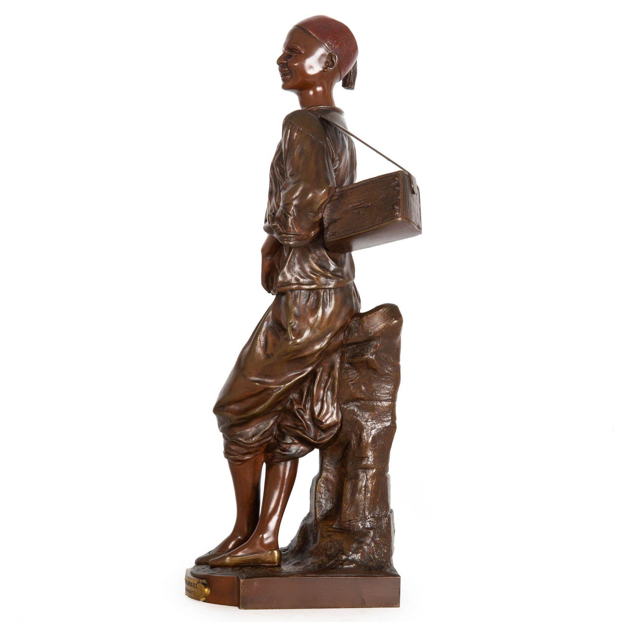 Patiné Sculpture orientaliste française en bronze ancien d'Edouard Drouot d'un garçon de Shoeshine en vente
