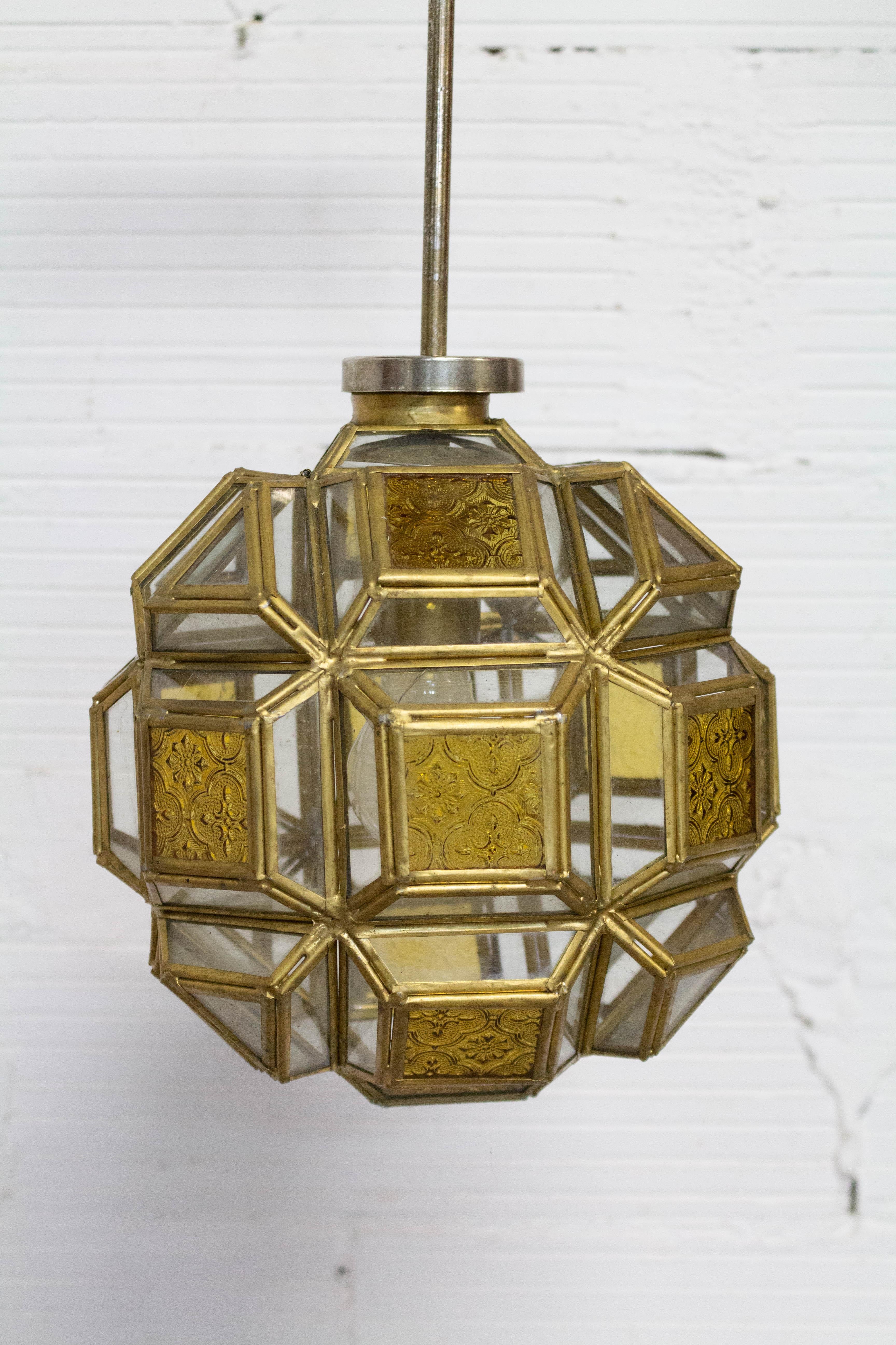 French Orientalist Brass and Glass Pendant Light Chandelier with Facets, c. 1960 In Good Condition For Sale In Labrit, Landes