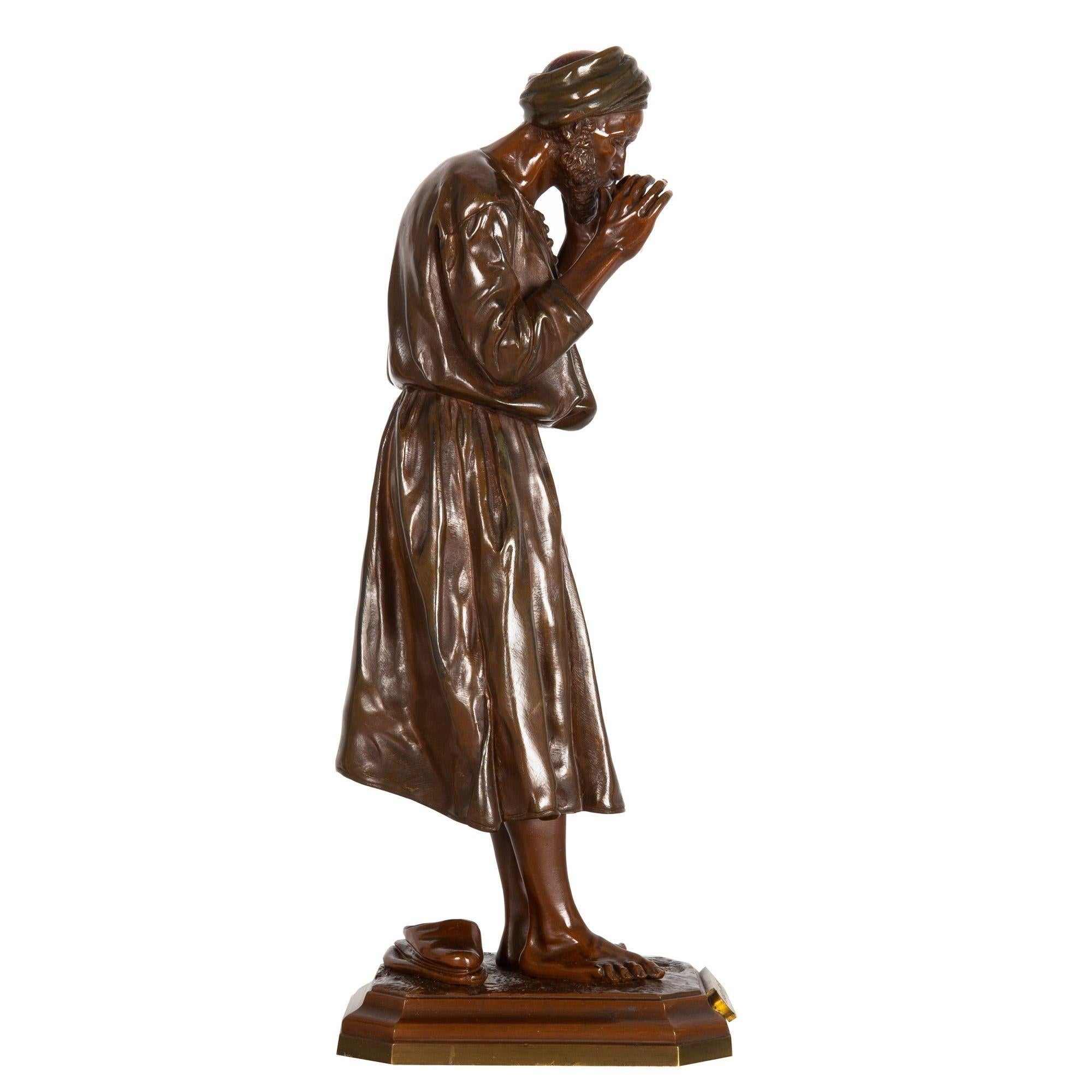 Français Sculpture en bronze orientaliste française représentant un homme arabe en prière par Antoine Bofill
