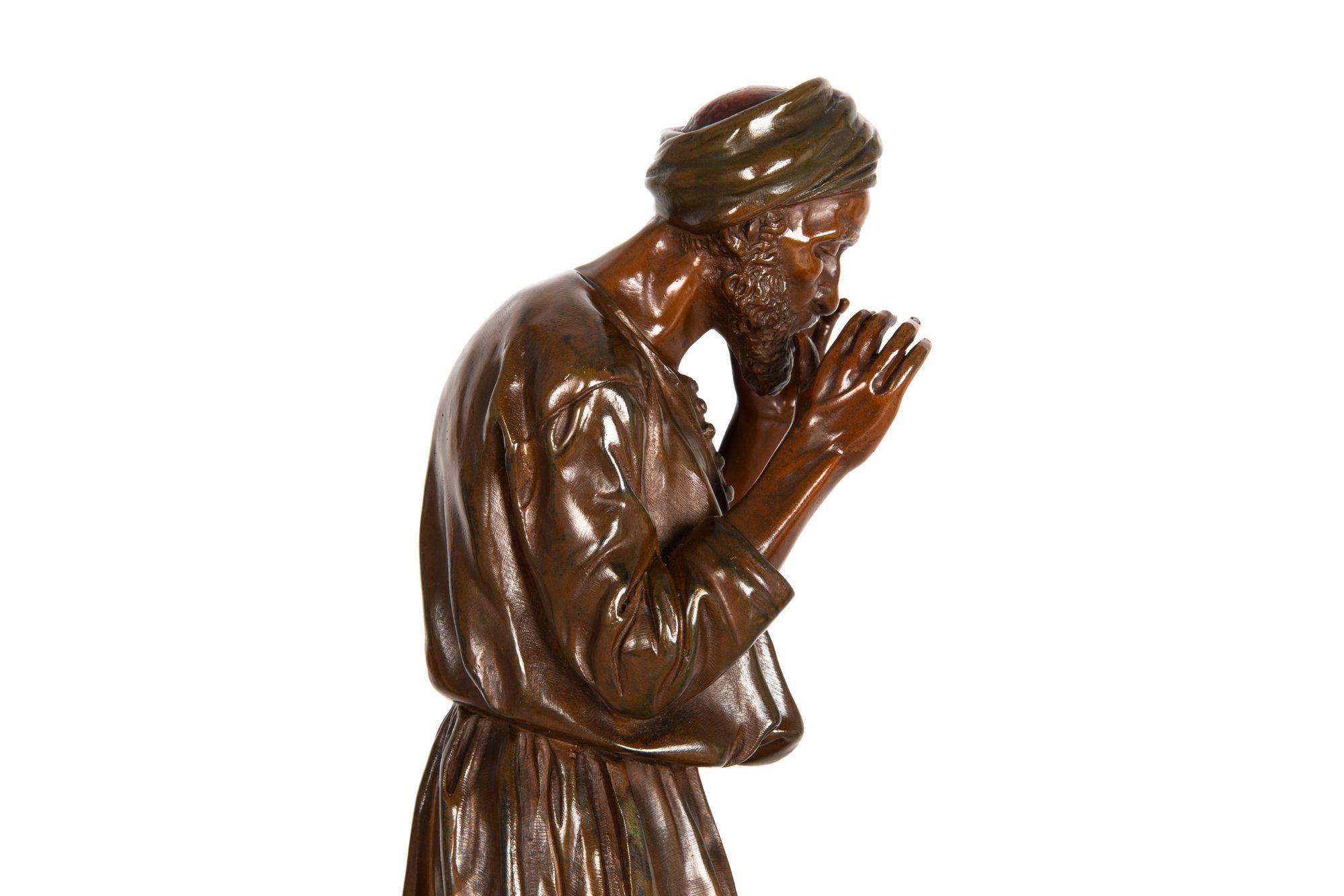 Sculpture en bronze orientaliste française représentant un homme arabe en prière par Antoine Bofill 1