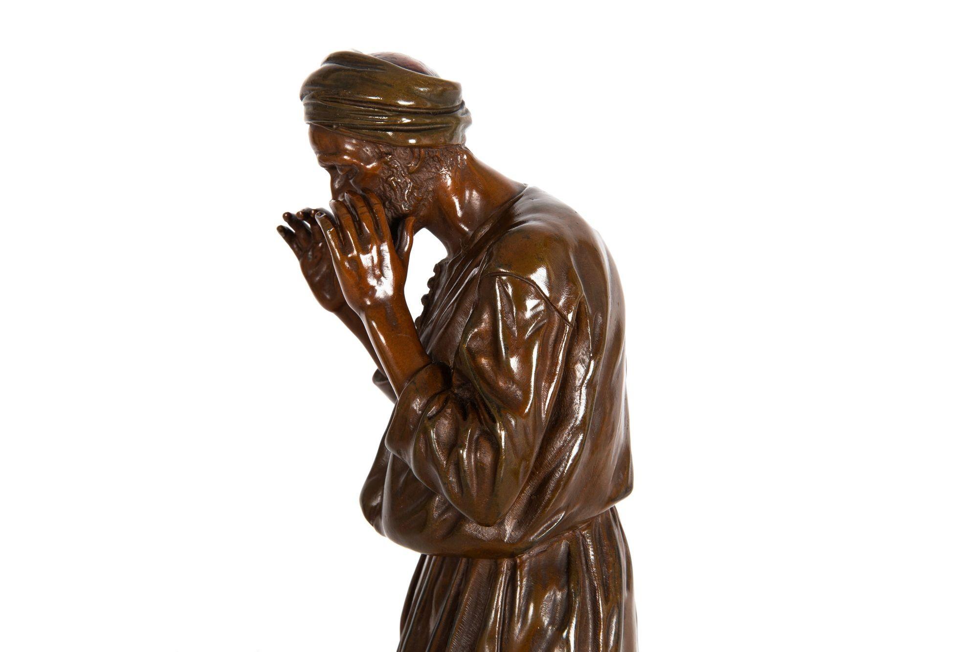 Sculpture en bronze orientaliste française représentant un homme arabe en prière par Antoine Bofill 2