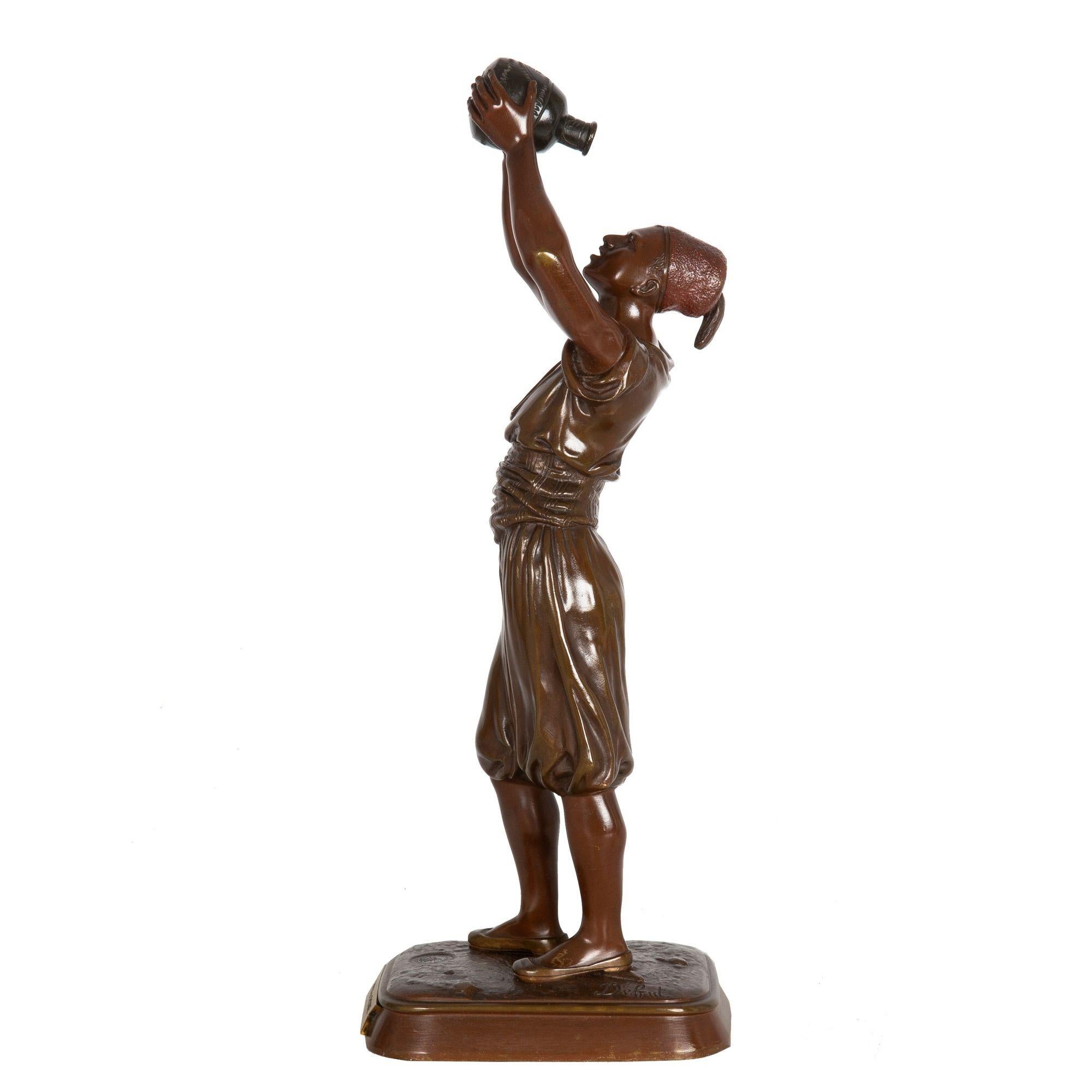 Französische orientalische Bronzeskulptur eines nordafrikanischen Berberjungen aus Bronze von Marcel Debut im Zustand „Gut“ im Angebot in Shippensburg, PA