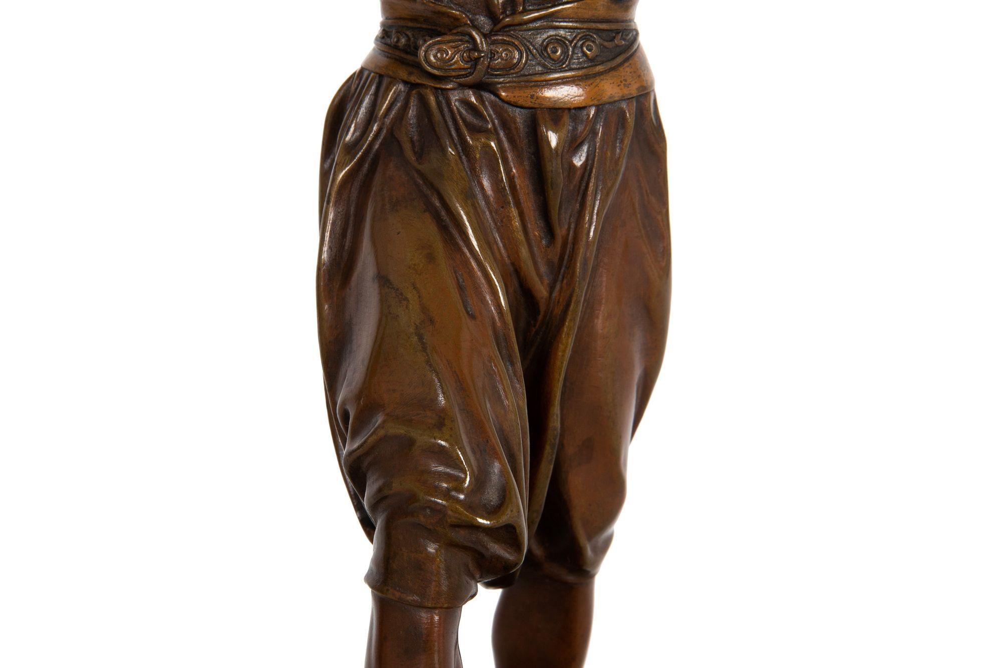 Französische orientalistische Bronzeskulptur eines Wasserträgers von Louis Hiolin im Angebot 14