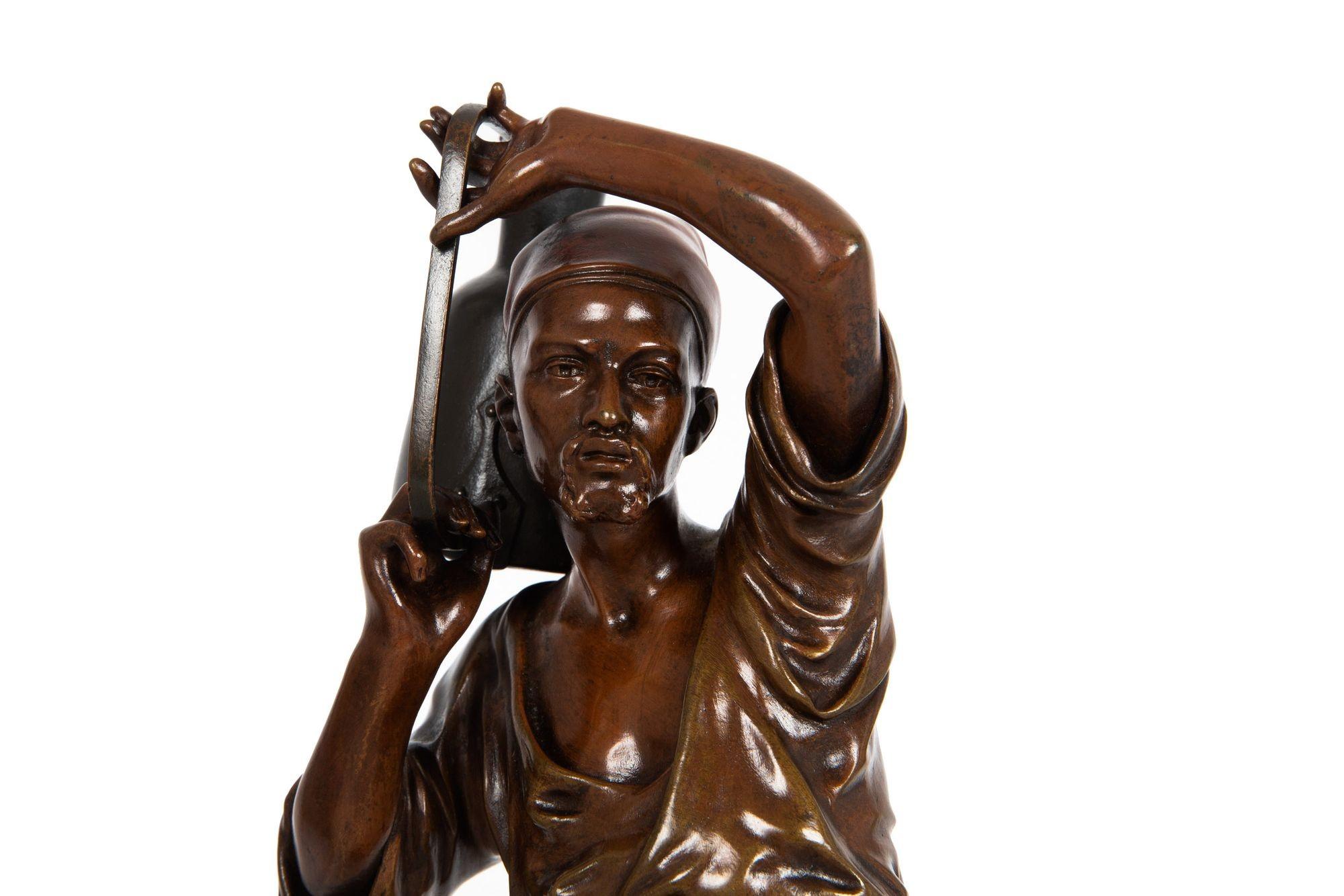 Französische orientalistische Bronzeskulptur eines Wasserträgers von Louis Hiolin im Angebot 2