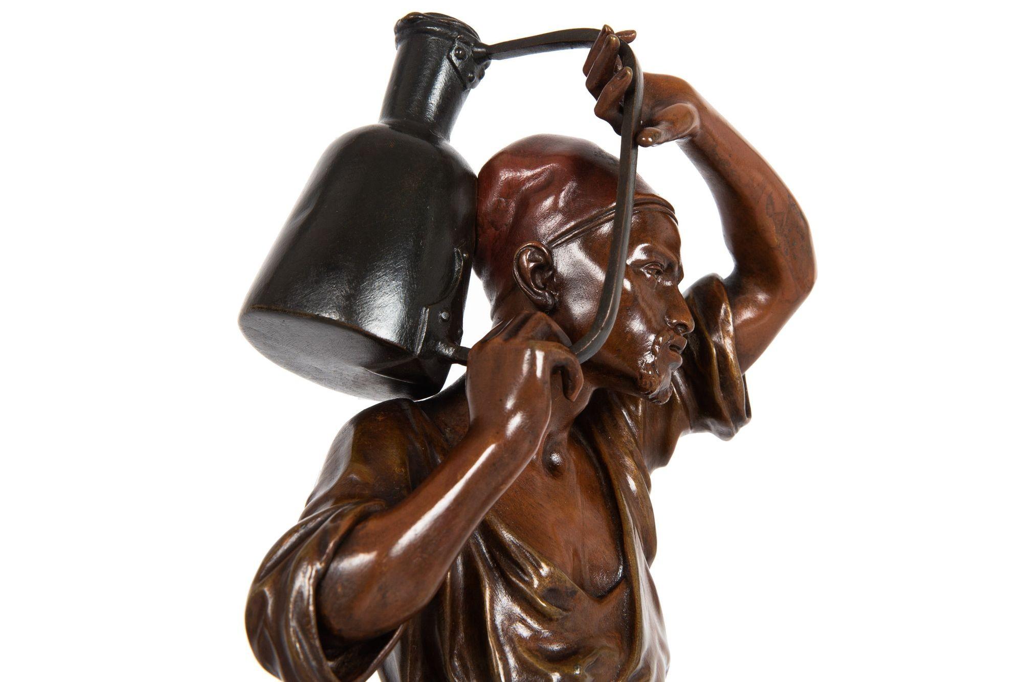 Französische orientalistische Bronzeskulptur eines Wasserträgers von Louis Hiolin im Angebot 3