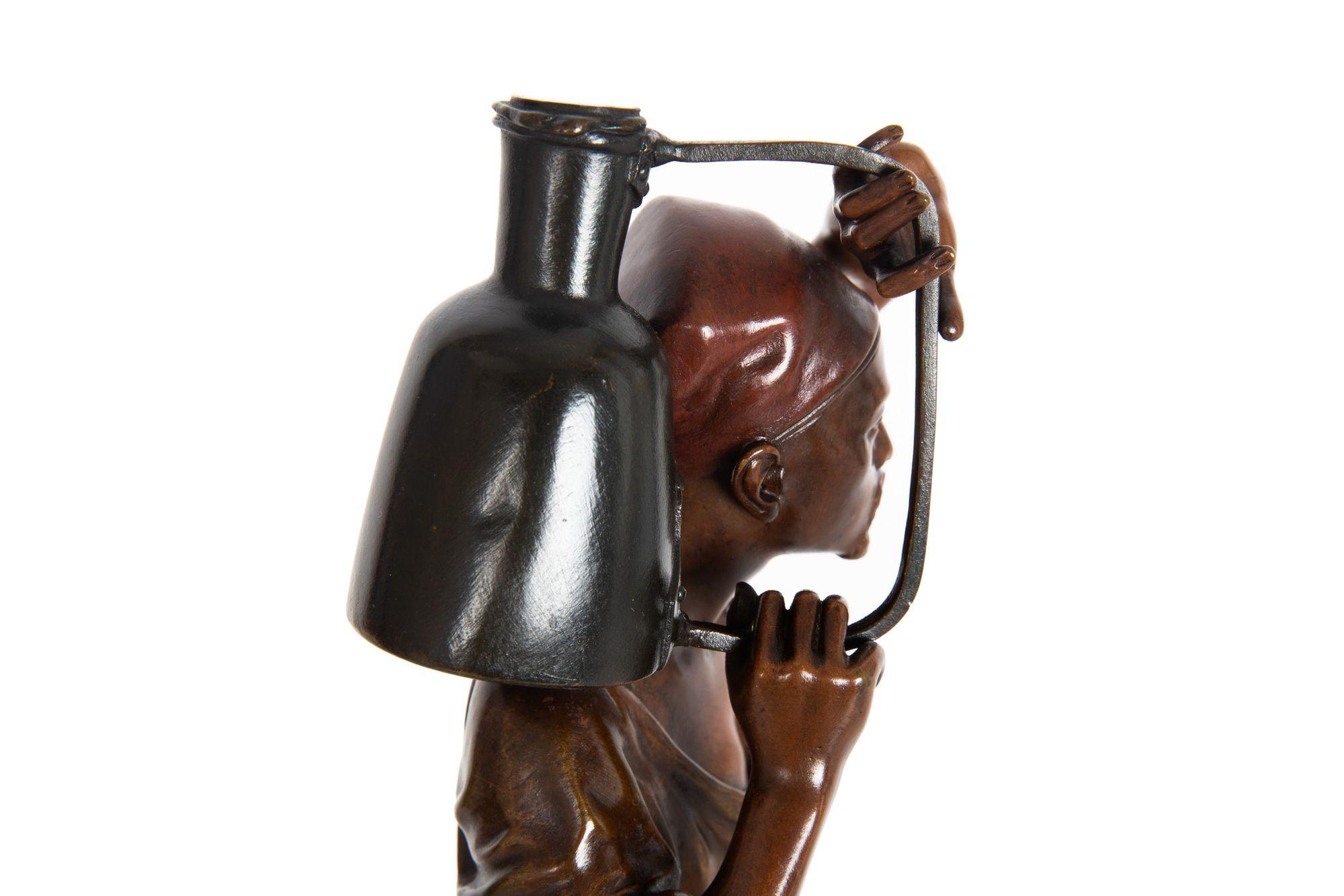 Sculpture orientaliste française de porteur d'eau de Louis Hiolin en vente 3