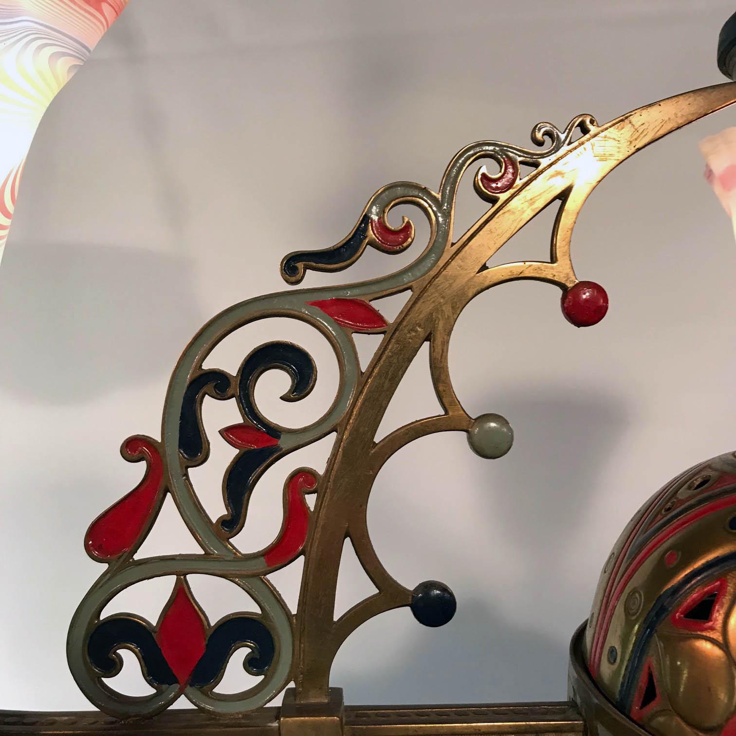 Dreiflammiger Gasolier aus emailliertem Messing mit Kunstglasschirmen aus dem Orient, „Orientalismus“ (Französisch) im Angebot