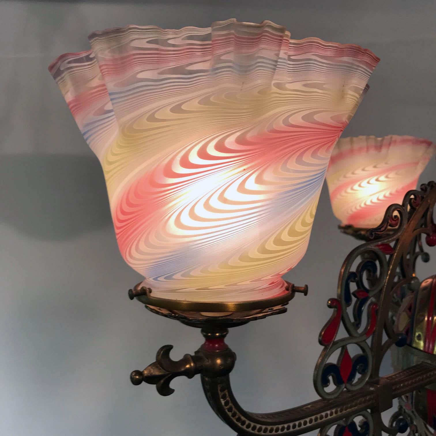 Dreiflammiger Gasolier aus emailliertem Messing mit Kunstglasschirmen aus dem Orient, „Orientalismus“ (Handgefertigt) im Angebot