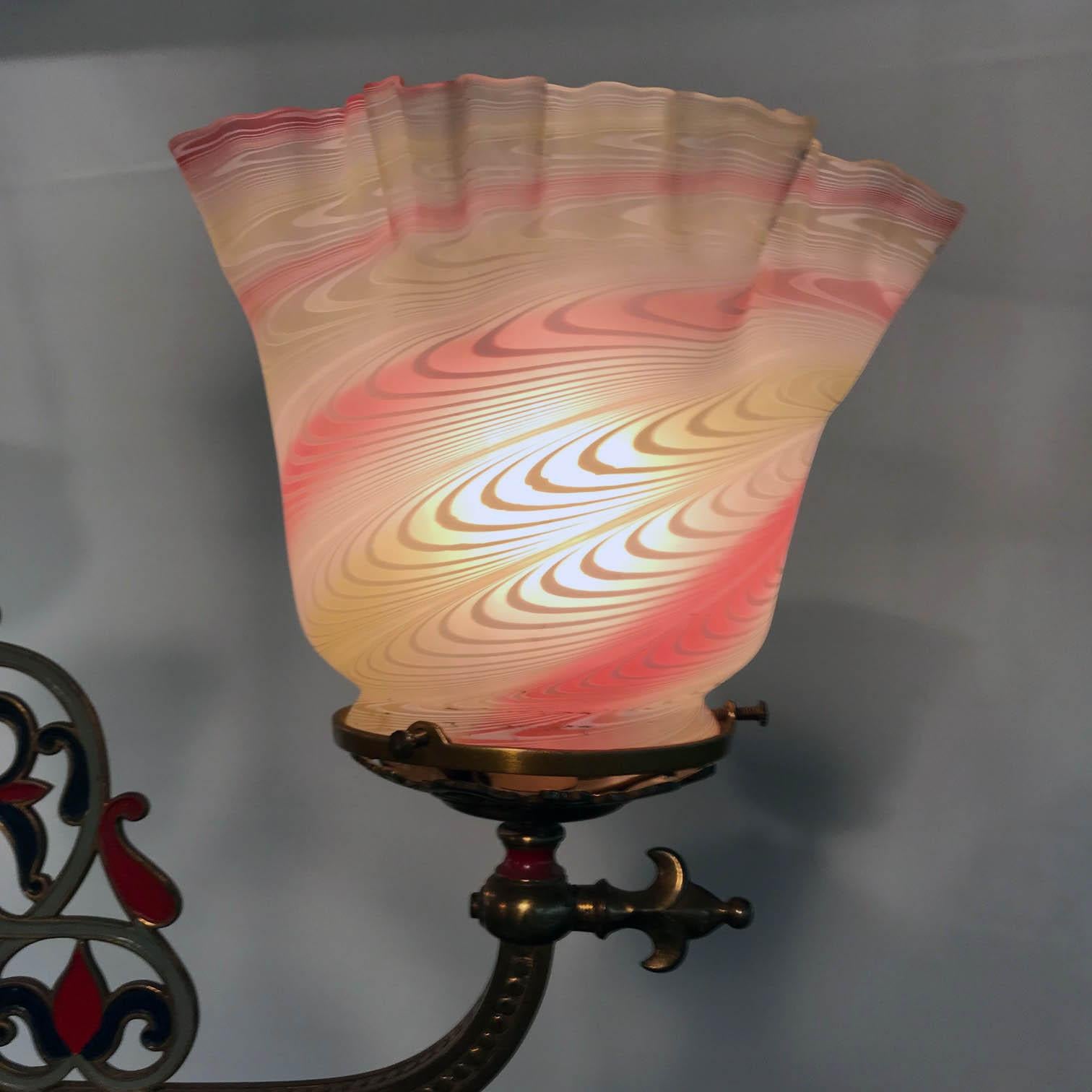 Dreiflammiger Gasolier aus emailliertem Messing mit Kunstglasschirmen aus dem Orient, „Orientalismus“ im Zustand „Gut“ im Angebot in Montreal, QC