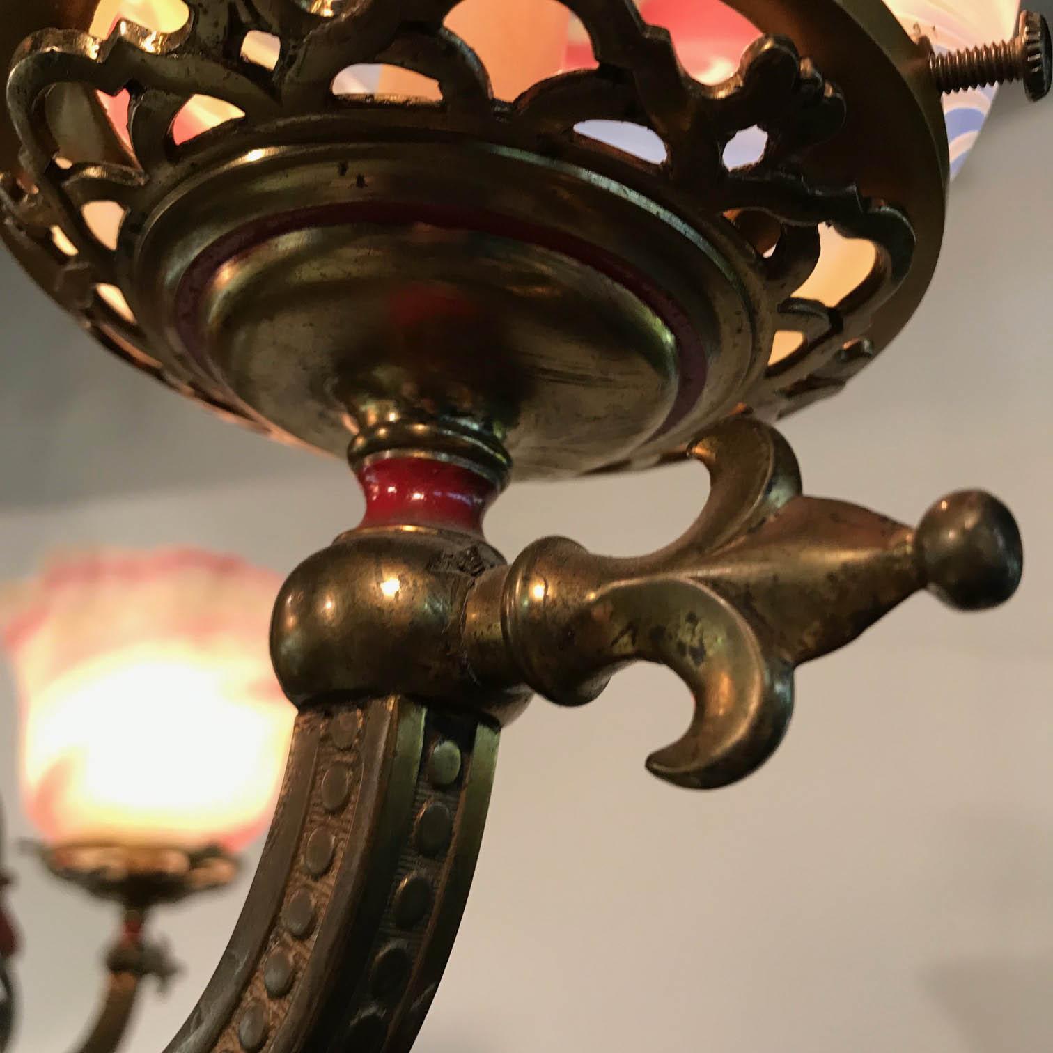 Dreiflammiger Gasolier aus emailliertem Messing mit Kunstglasschirmen aus dem Orient, „Orientalismus“ (Spätes 19. Jahrhundert) im Angebot
