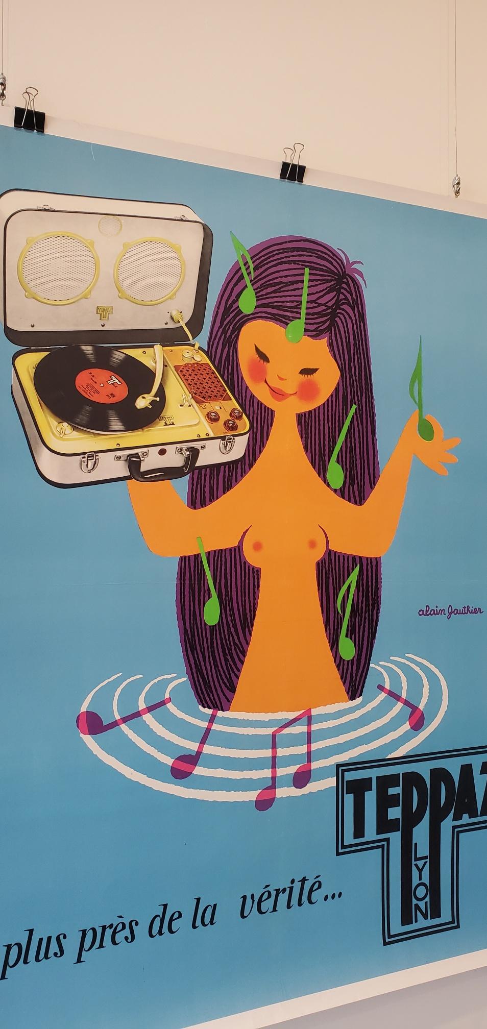Cartel publicitario original francés, Teppaz Circa 1960 por Alain GAUTHIER

Este tocadiscos en concreto salió en 1960, se anunciaba como tocadiscos portátil para adolescentes. 

Este póster ha sido forrado en lino para su conservación, está en