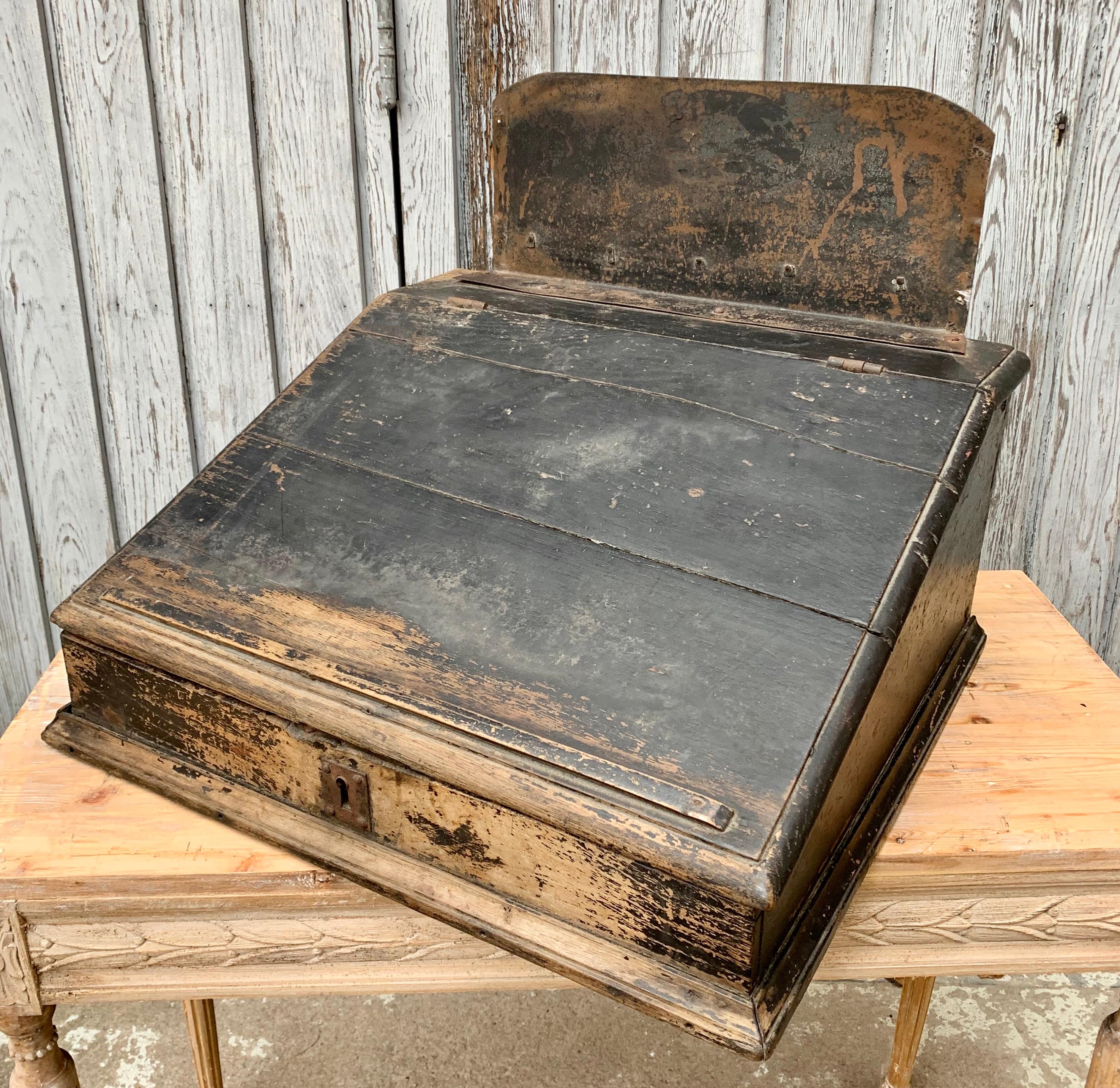 Escritorio Francés Original del Siglo XVIII Portátil Pintado de Negro en venta 4