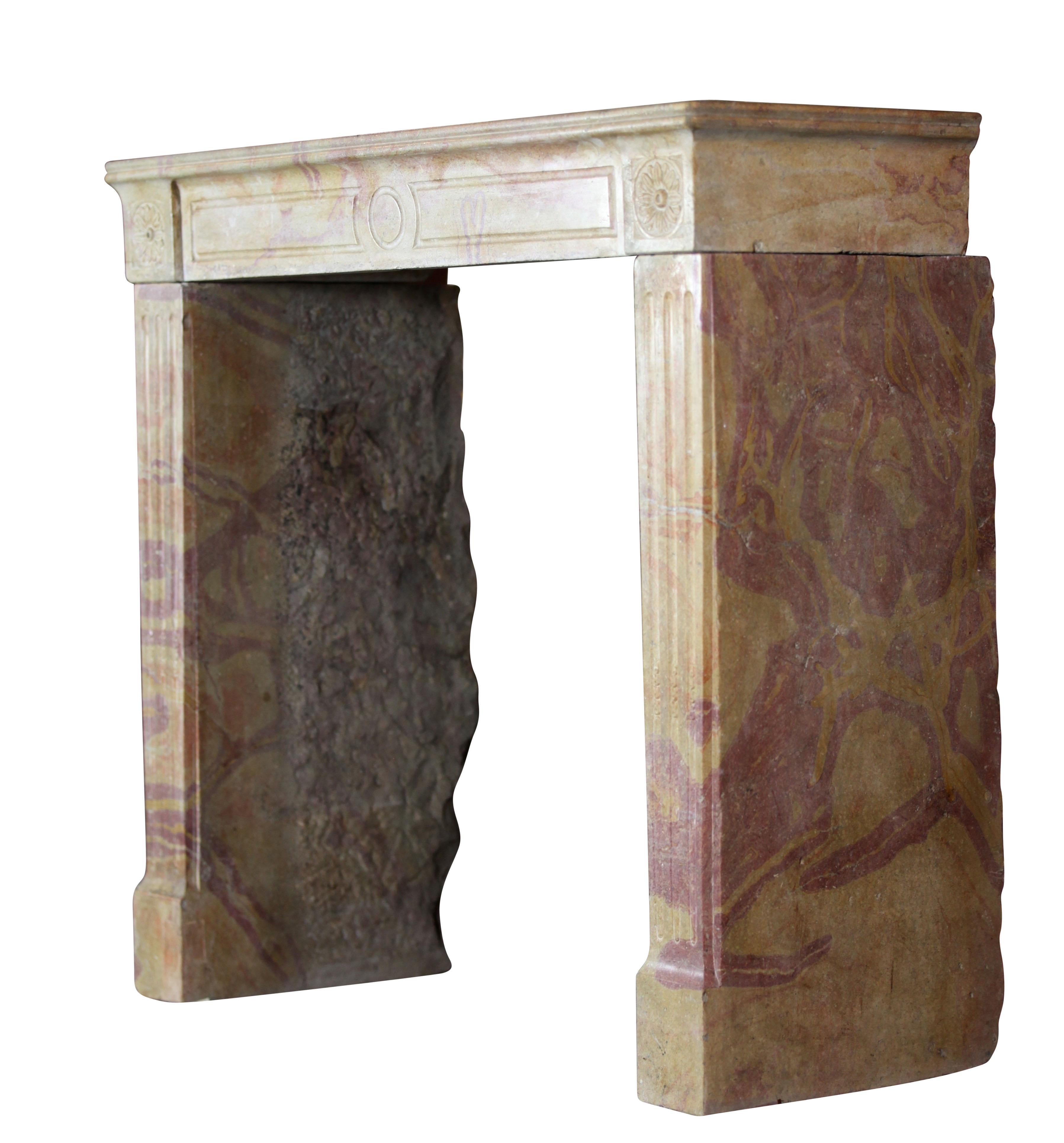 Ein feiner französischer, burgunderfarbener zweifarbiger Hartsteinmantel im Louis XVI-Stil des 19. Jahrhunderts. Ein feiner kleiner Mantel für eine zeitlose Einrichtung mit Pfiff.
Maßnahmen:
99 cm Außenbreite 38,98 Zoll
90 cm Außenhöhe 35,43